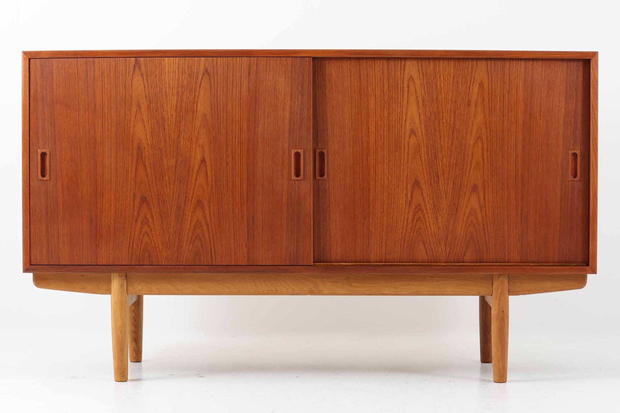 デンマークから仕入れた「Borge mogensen」デザインのサイドボードです。デンマークの名工、Soborg社によって製作されました。チーク材を本体に、オーク材を脚部に使用したデザインで、異なる素材の組み合わせはデンマーク家具らしく、飽きのこないシンプルさが魅力です。コンパクトで置く場所を選ばず、使い勝手も非常に良好です。