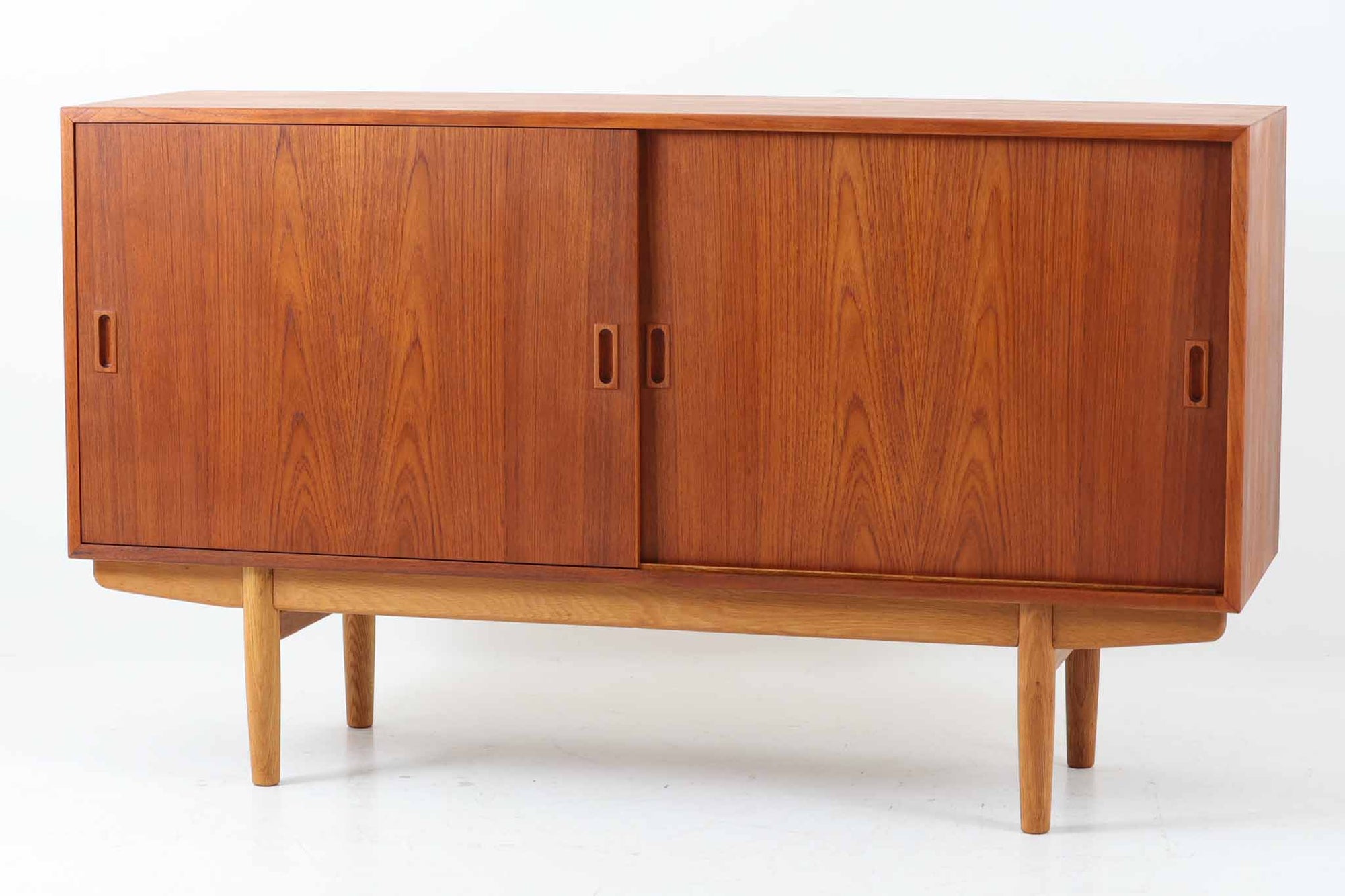 デンマークから仕入れた「Borge mogensen」デザインのサイドボードです。デンマークの名工、Soborg社によって製作されました。チーク材を本体に、オーク材を脚部に使用したデザインで、異なる素材の組み合わせはデンマーク家具らしく、飽きのこないシンプルさが魅力です。コンパクトで置く場所を選ばず、使い勝手も非常に良好です。