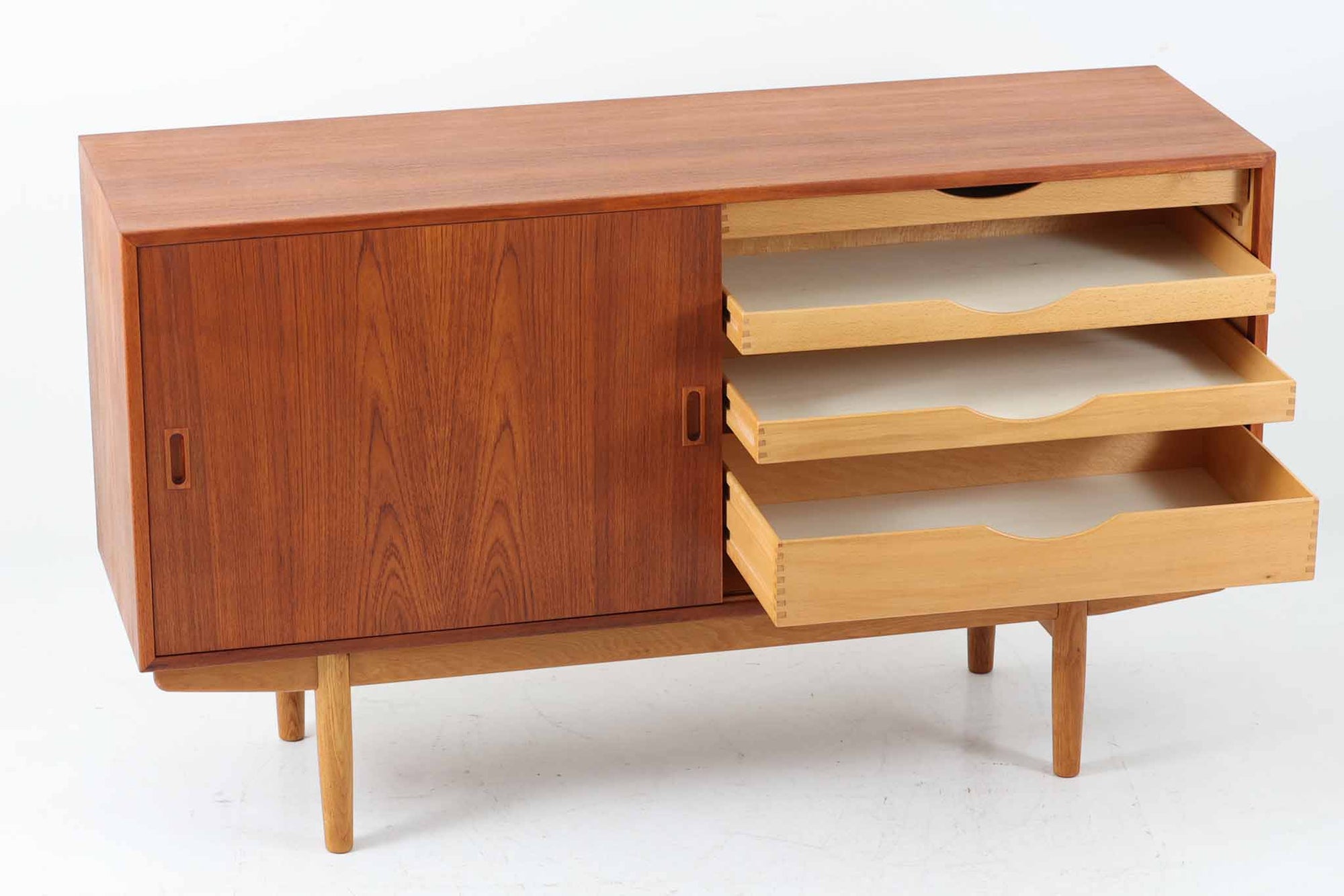 デンマークから仕入れた「Borge mogensen」デザインのサイドボードです。デンマークの名工、Soborg社によって製作されました。チーク材を本体に、オーク材を脚部に使用したデザインで、異なる素材の組み合わせはデンマーク家具らしく、飽きのこないシンプルさが魅力です。コンパクトで置く場所を選ばず、使い勝手も非常に良好です。