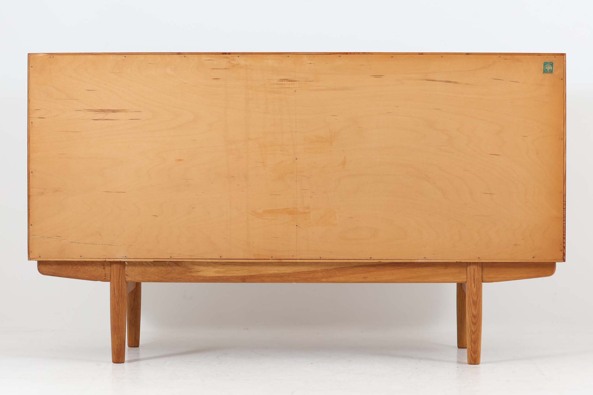 デンマークから仕入れた「Borge mogensen」デザインのサイドボードです。デンマークの名工、Soborg社によって製作されました。チーク材を本体に、オーク材を脚部に使用したデザインで、異なる素材の組み合わせはデンマーク家具らしく、飽きのこないシンプルさが魅力です。コンパクトで置く場所を選ばず、使い勝手も非常に良好です。