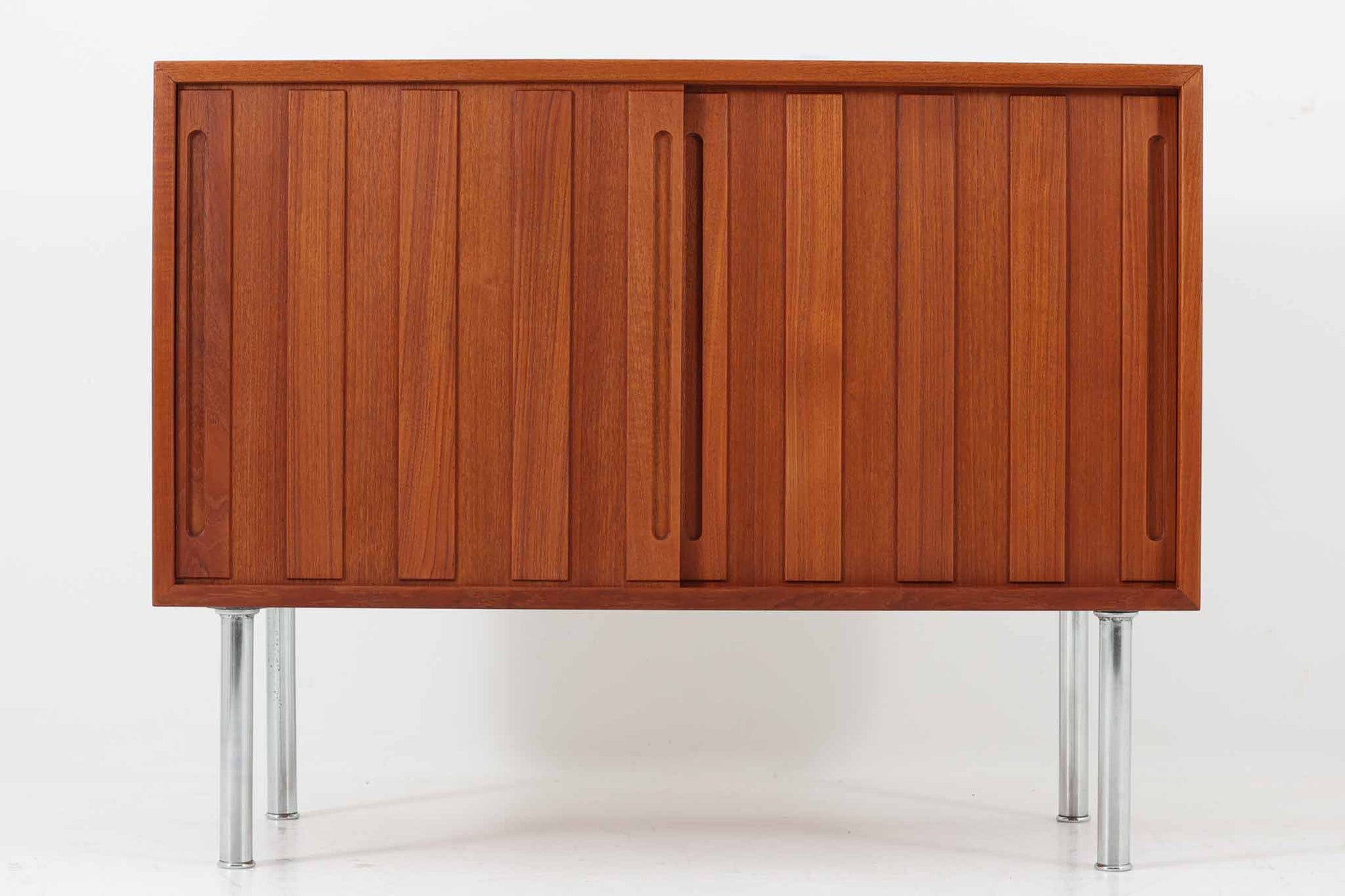 ウェグナーがデザインしたキャビネットで、現在は存在しないRY mobler社によって製作されたものです。熟練の職人による細部まで丁寧に仕上げられています。脚はオリジナルのメタル製です。RY社の製品の中でも数が少なく、ビンテージ品でのみ手に入る希少なモデルです。