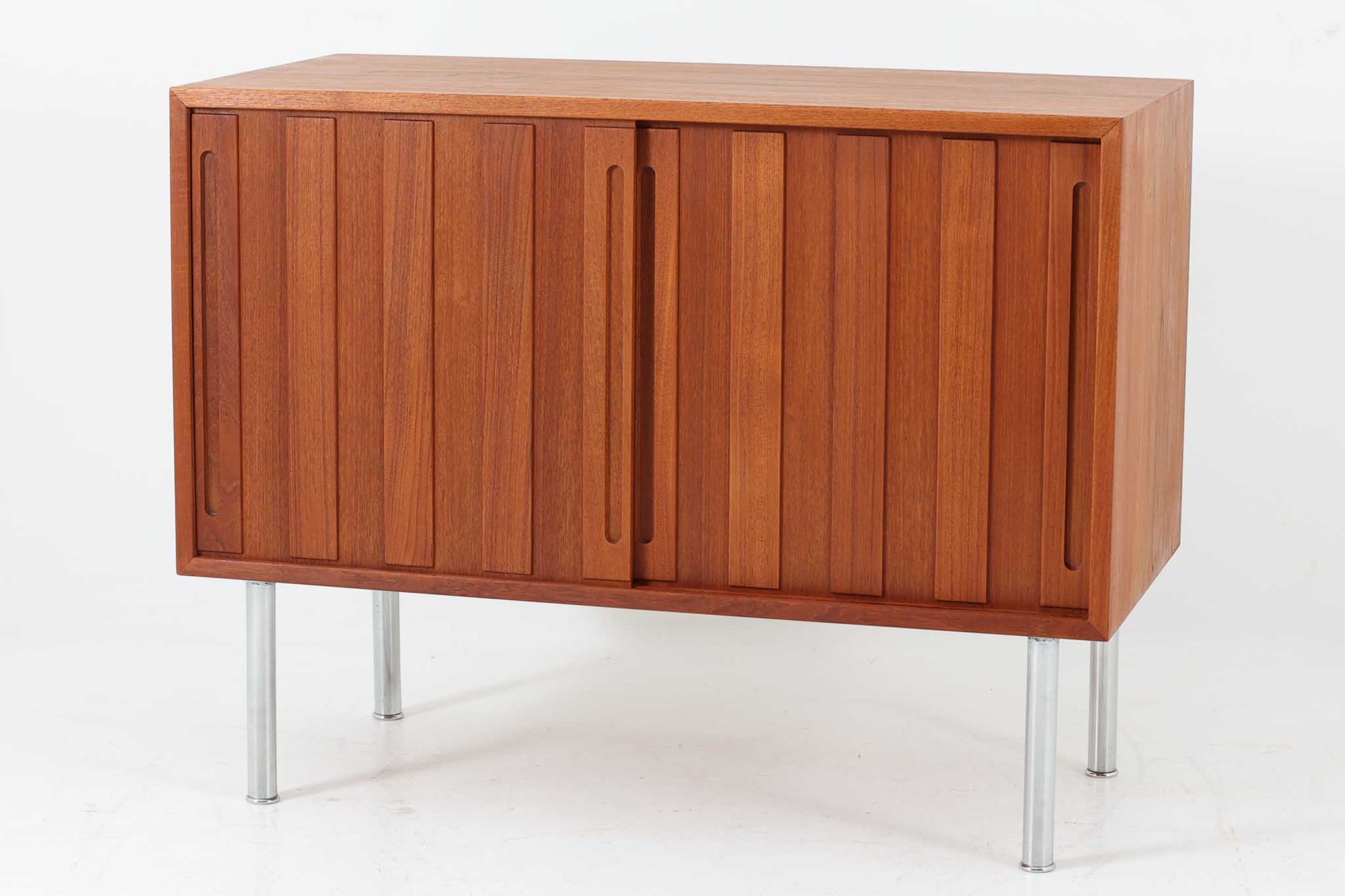 ウェグナーがデザインしたキャビネットで、現在は存在しないRY mobler社によって製作されたものです。熟練の職人による細部まで丁寧に仕上げられています。脚はオリジナルのメタル製です。RY社の製品の中でも数が少なく、ビンテージ品でのみ手に入る希少なモデルです。