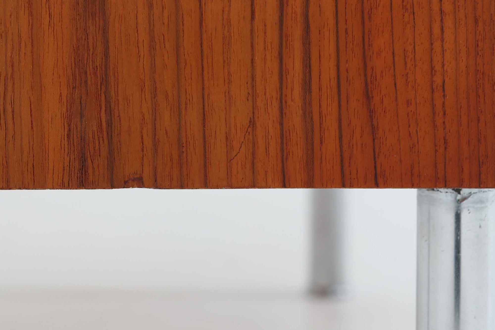 ウェグナーがデザインしたキャビネットで、現在は存在しないRY mobler社によって製作されたものです。熟練の職人による細部まで丁寧に仕上げられています。脚はオリジナルのメタル製です。RY社の製品の中でも数が少なく、ビンテージ品でのみ手に入る希少なモデルです。