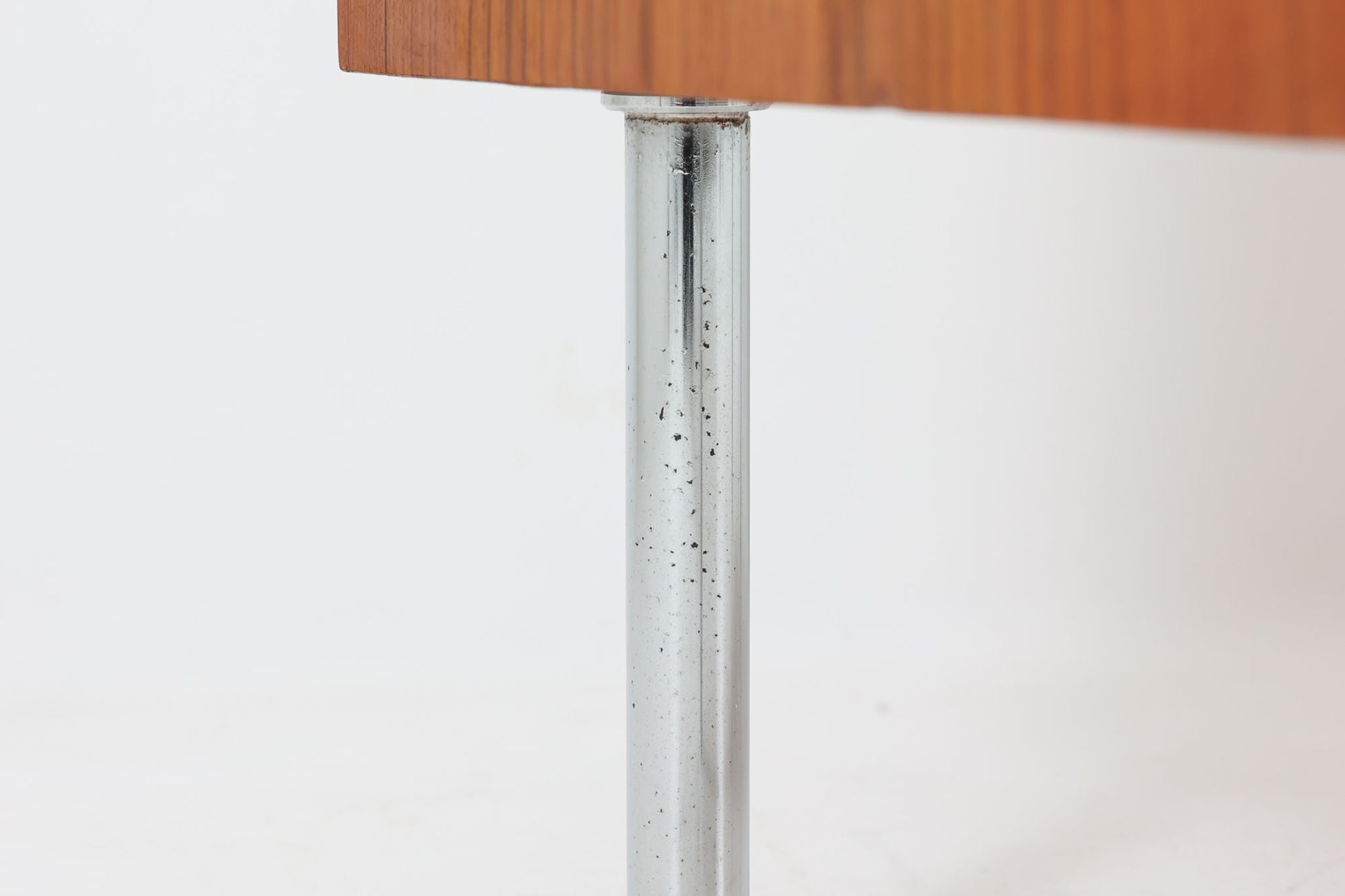 ウェグナーがデザインしたキャビネットで、現在は存在しないRY mobler社によって製作されたものです。熟練の職人による細部まで丁寧に仕上げられています。脚はオリジナルのメタル製です。RY社の製品の中でも数が少なく、ビンテージ品でのみ手に入る希少なモデルです。