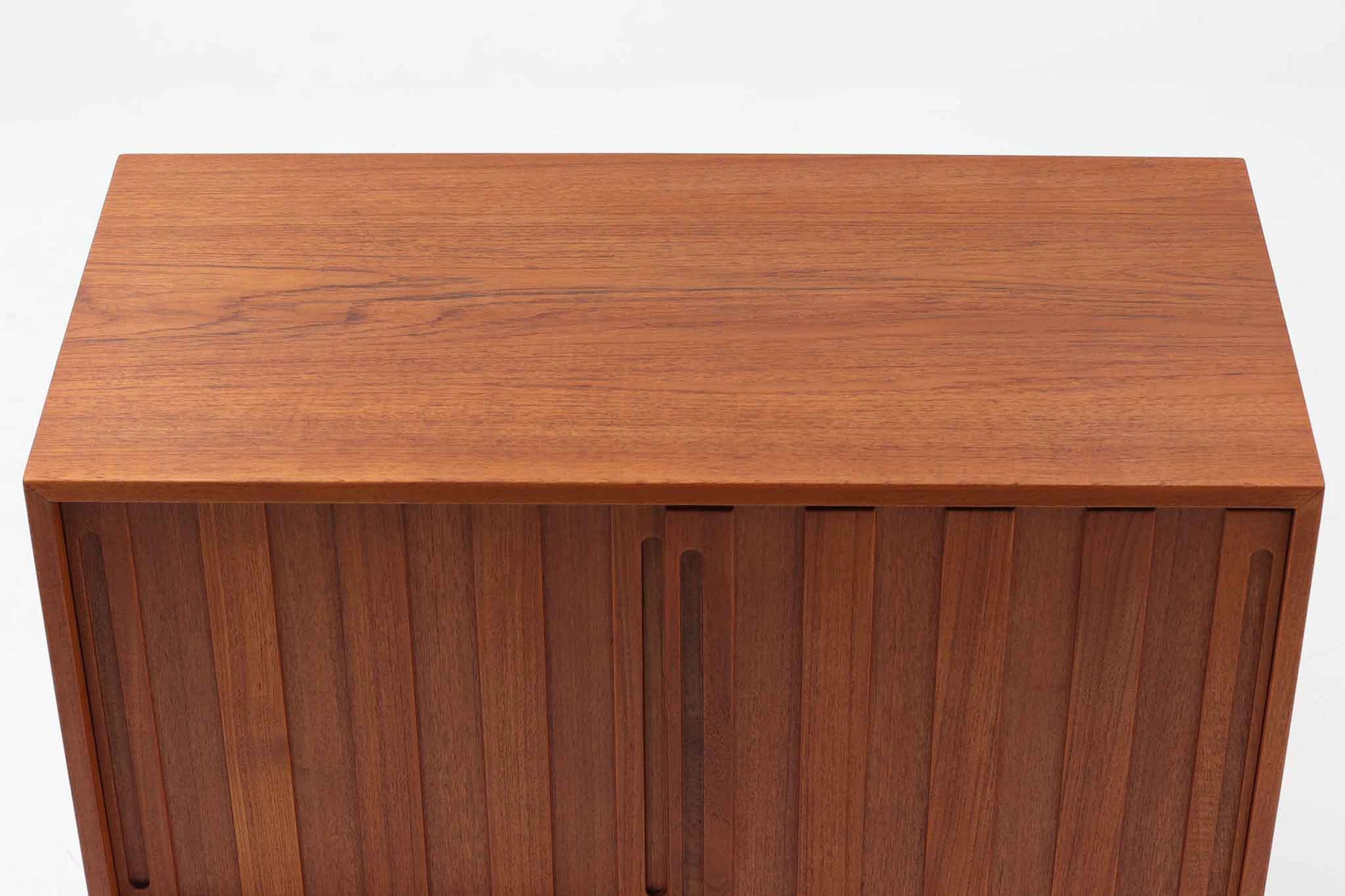 ウェグナーがデザインしたキャビネットで、現在は存在しないRY mobler社によって製作されたものです。熟練の職人による細部まで丁寧に仕上げられています。脚はオリジナルのメタル製です。RY社の製品の中でも数が少なく、ビンテージ品でのみ手に入る希少なモデルです。