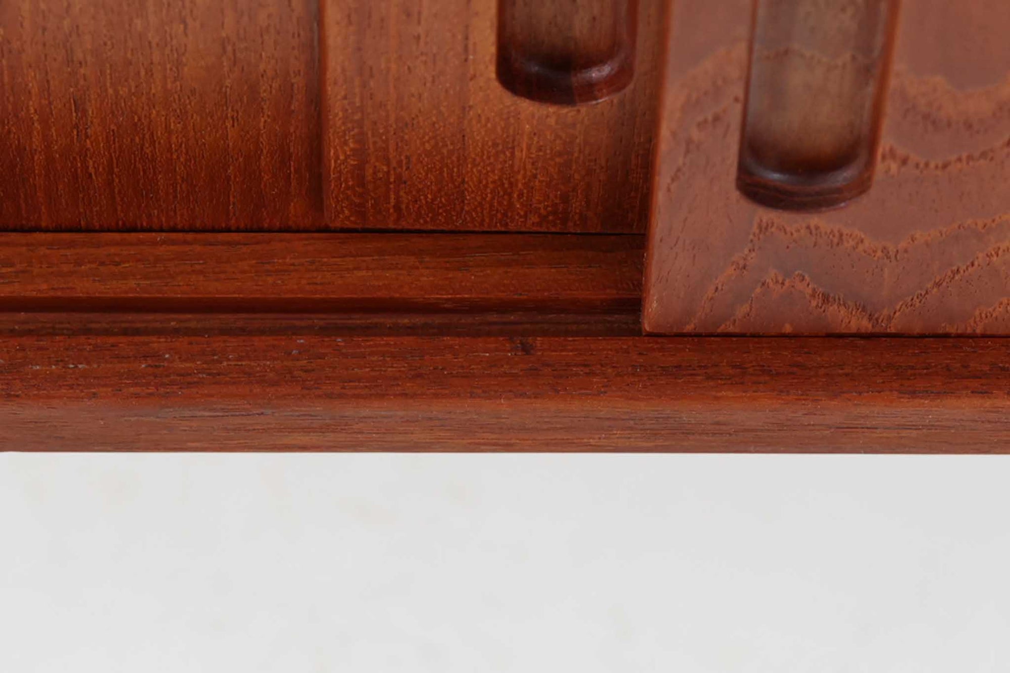 ウェグナーがデザインしたキャビネットで、現在は存在しないRY mobler社によって製作されたものです。熟練の職人による細部まで丁寧に仕上げられています。脚はオリジナルのメタル製です。RY社の製品の中でも数が少なく、ビンテージ品でのみ手に入る希少なモデルです。