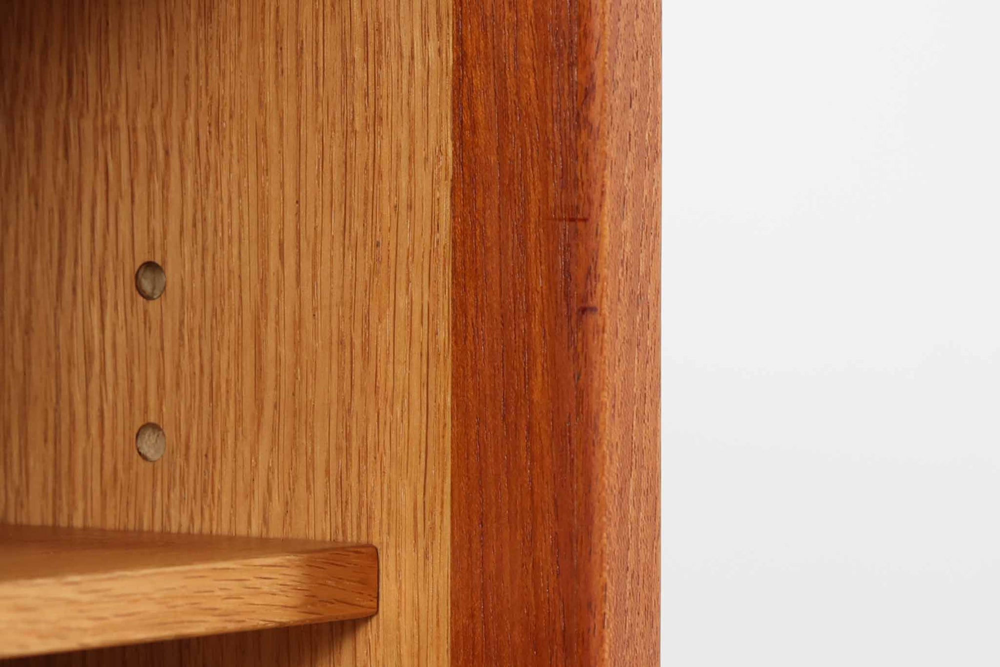 ウェグナーがデザインしたキャビネットで、現在は存在しないRY mobler社によって製作されたものです。熟練の職人による細部まで丁寧に仕上げられています。脚はオリジナルのメタル製です。RY社の製品の中でも数が少なく、ビンテージ品でのみ手に入る希少なモデルです。