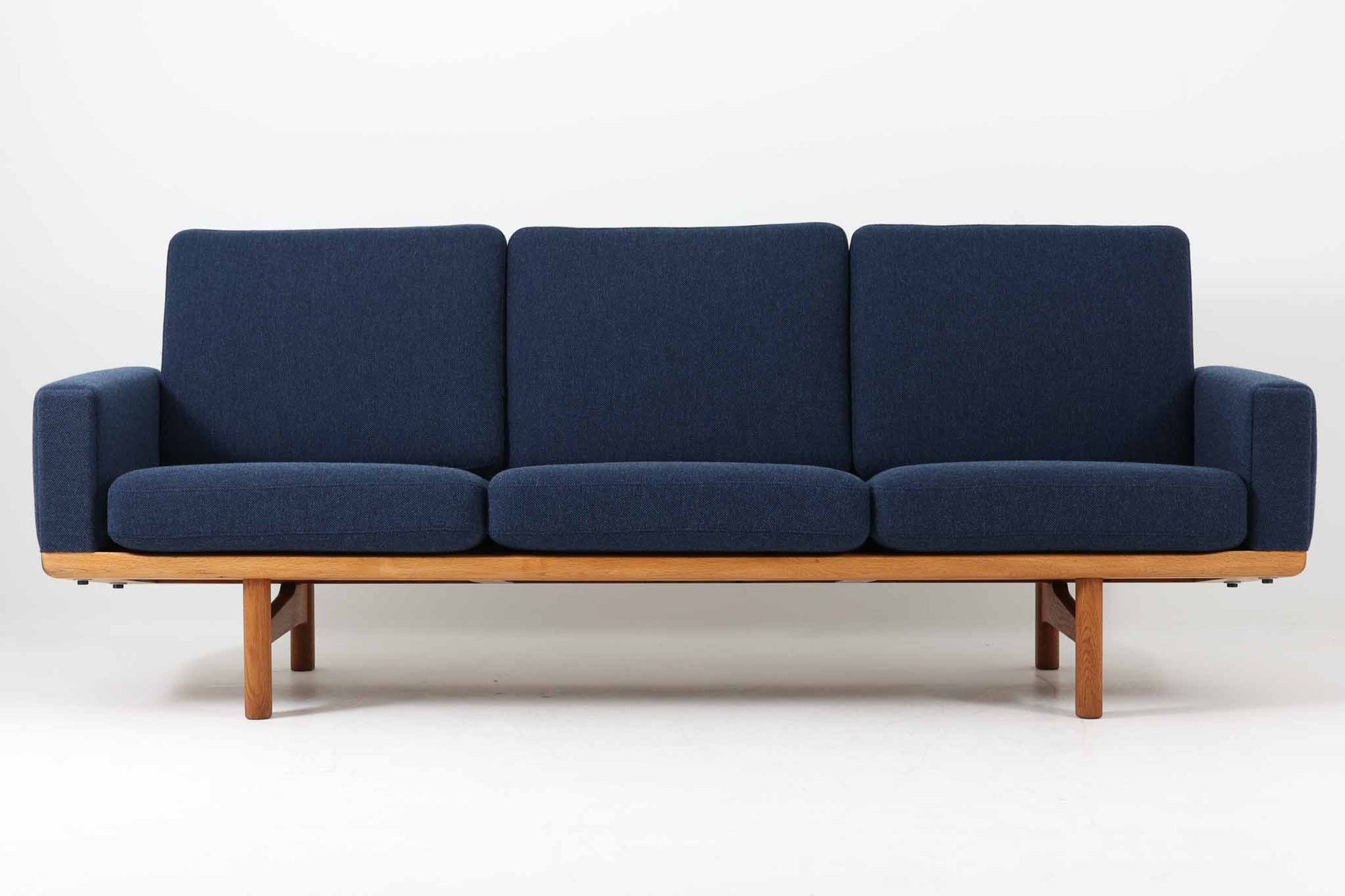 ウェグナーデザインのソファで、人気のGE236 3人掛けソファです。 後ろから見た姿がとても綺麗なので、あえて壁につけず、背面を見せる配置もお勧めです。 クッション内部にスプリングが内包されており座り心地も良好です。GETAmA社の刻印もございます。