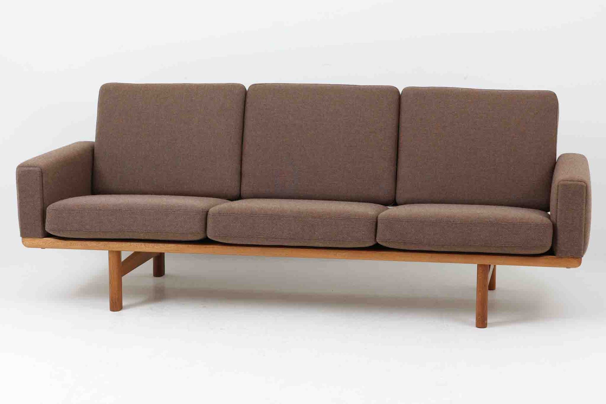 ウェグナーデザインのソファで、人気のGE236 3人掛けソファです。 後ろから見た姿がとても綺麗なので、あえて壁につけず、背面を見せる配置もお勧めです。 クッション内部にスプリングが内包されており座り心地も良好です。GETAmA社の刻印もございます。