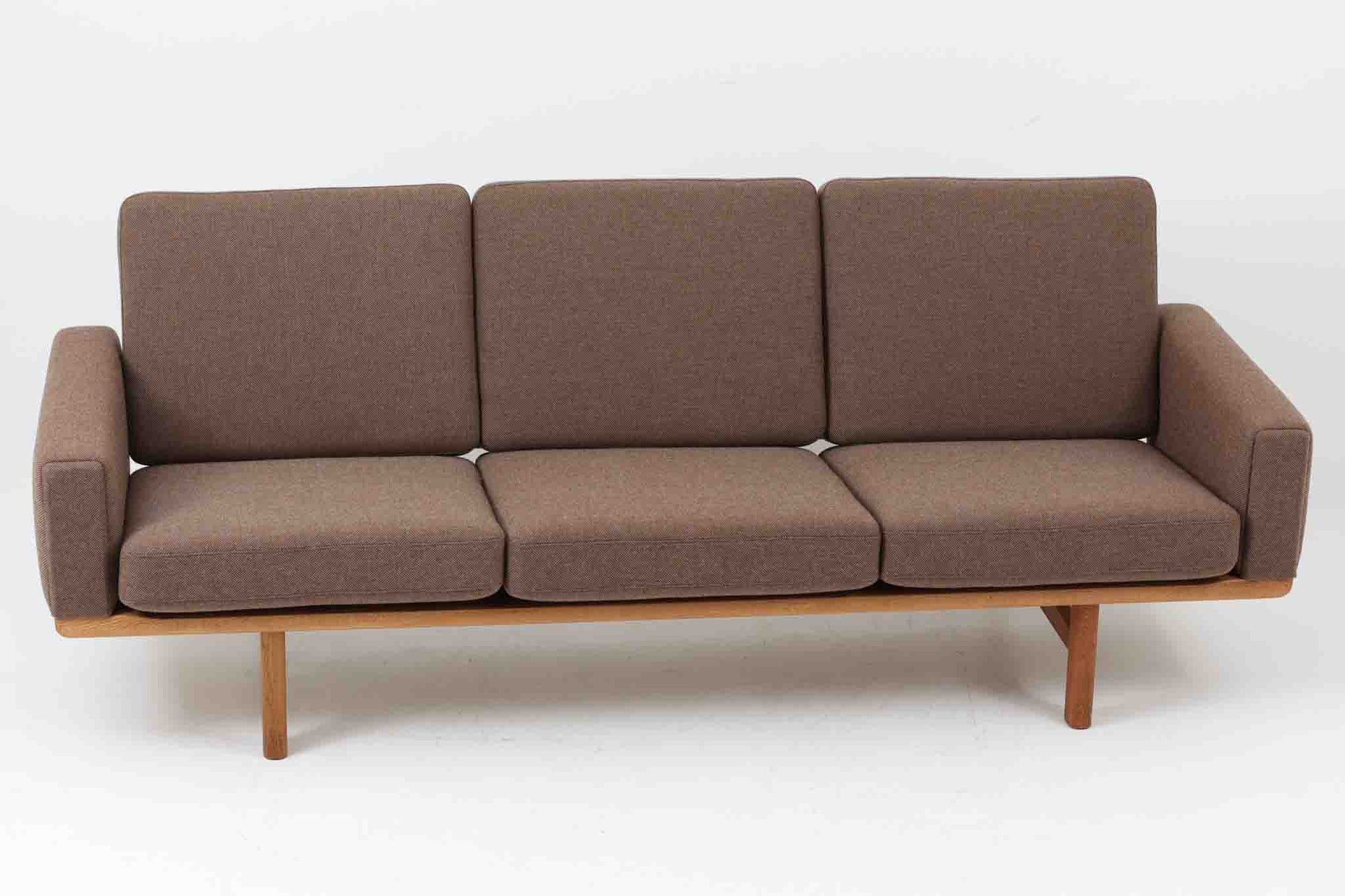 ウェグナーデザインのソファで、人気のGE236 3人掛けソファです。 後ろから見た姿がとても綺麗なので、あえて壁につけず、背面を見せる配置もお勧めです。 クッション内部にスプリングが内包されており座り心地も良好です。GETAmA社の刻印もございます。