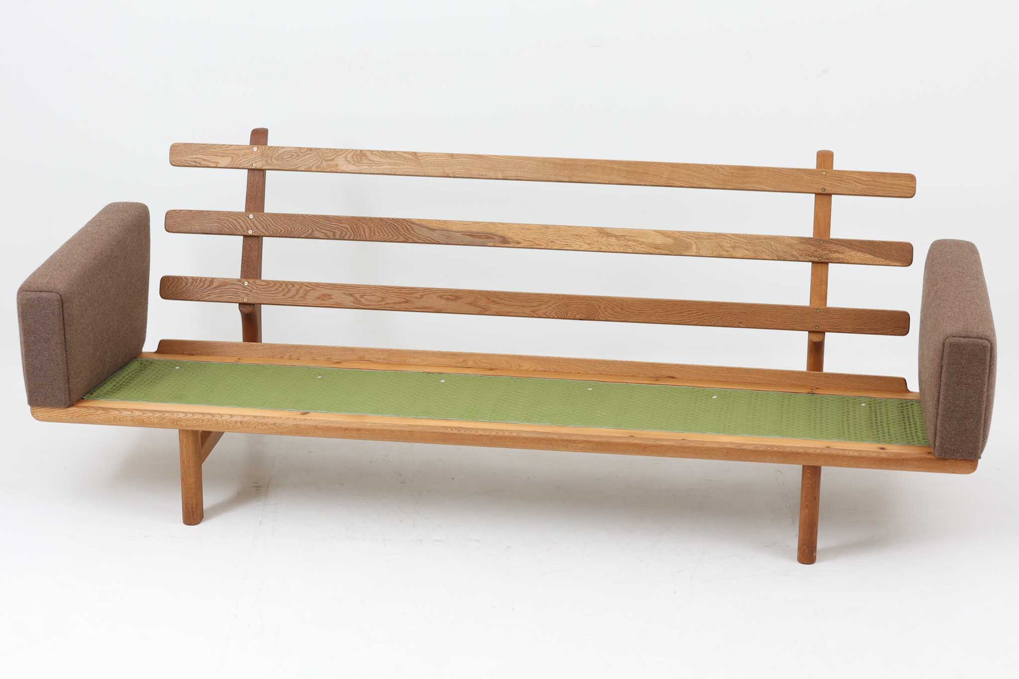 ウェグナーデザインのソファで、人気のGE236 3人掛けソファです。 後ろから見た姿がとても綺麗なので、あえて壁につけず、背面を見せる配置もお勧めです。 クッション内部にスプリングが内包されており座り心地も良好です。GETAmA社の刻印もございます。