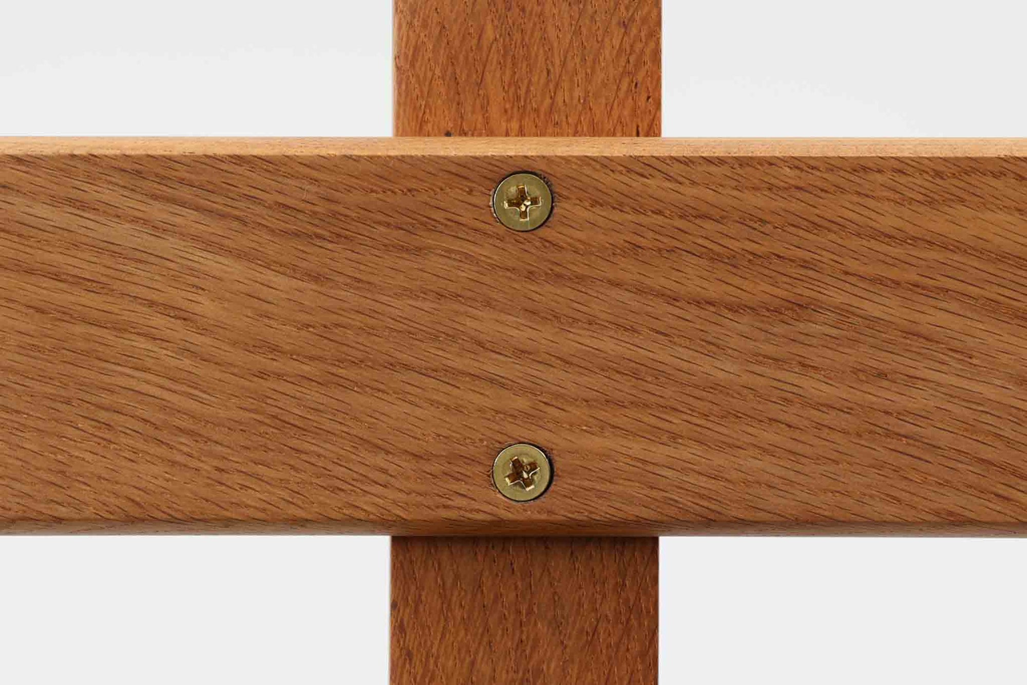 ウェグナーデザインのソファで、人気のGE236 3人掛けソファです。 後ろから見た姿がとても綺麗なので、あえて壁につけず、背面を見せる配置もお勧めです。 クッション内部にスプリングが内包されており座り心地も良好です。GETAmA社の刻印もございます。