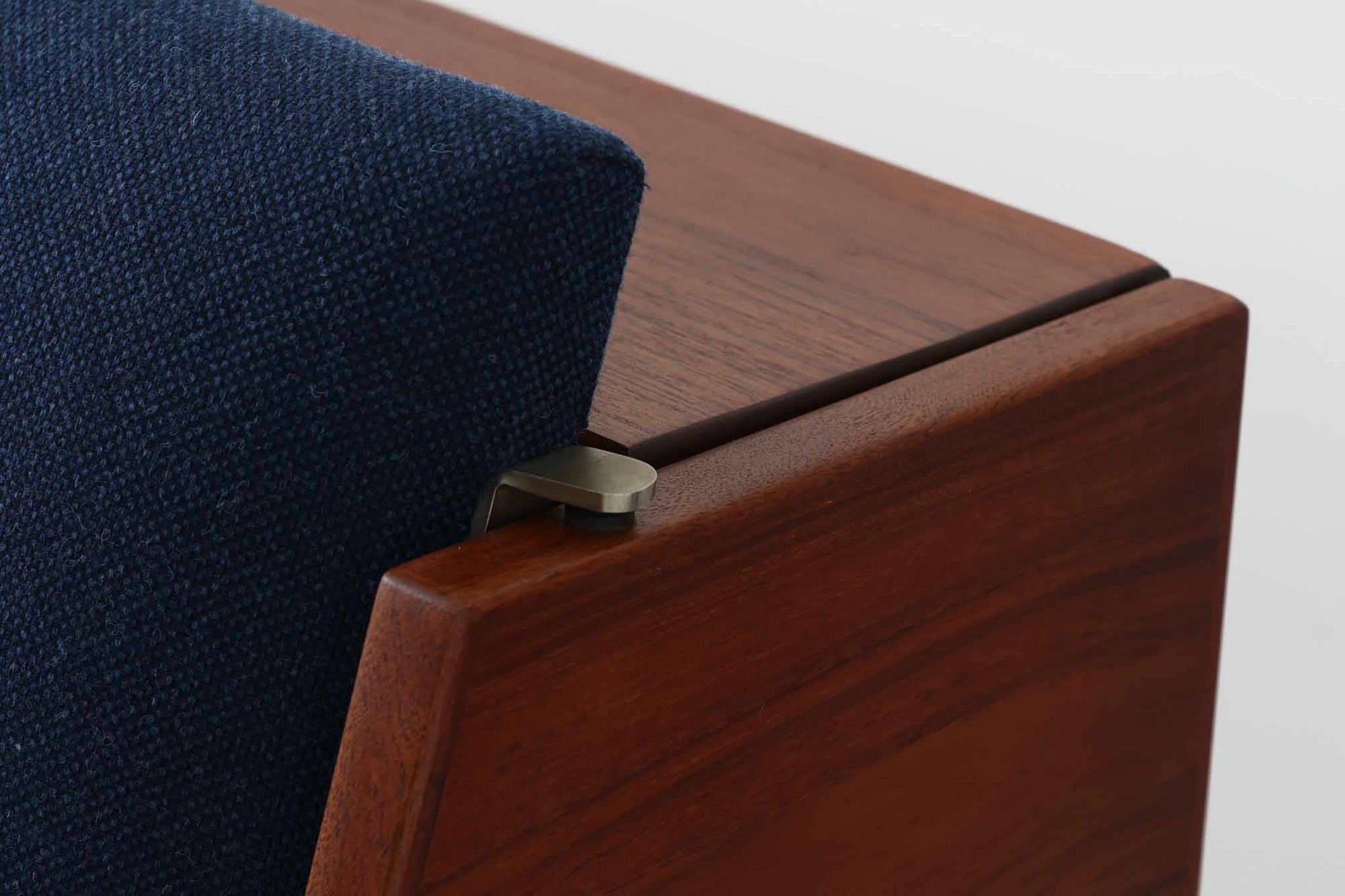 デンマークの名門家具メーカーGetama（ゲタマ）より、Hans J. Wegner（ハンス・J・ウェグナー）によってデザインされたビンテージのデイベッド「GE258」のご紹介です。チーク材のフレームに、希少な丸脚仕様が特徴的なモデルで、無駄のない美しい直線と有機的なフォルムが融合した北欧モダンデザインの代表作です。背もたれを後方に倒すことでベッドとしてもご使用いただける実用性の高い構造で、張地は落ち着いたネイビー系のファブリックで張り替え済みです。チーク材の木目が美しく、経年による味わいも感じられる逸品です。