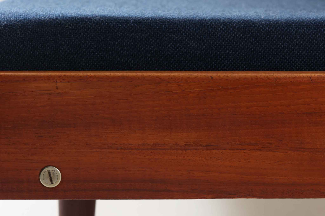 デンマークの名門家具メーカーGetama（ゲタマ）より、Hans J. Wegner（ハンス・J・ウェグナー）によってデザインされたビンテージのデイベッド「GE258」のご紹介です。チーク材のフレームに、希少な丸脚仕様が特徴的なモデルで、無駄のない美しい直線と有機的なフォルムが融合した北欧モダンデザインの代表作です。背もたれを後方に倒すことでベッドとしてもご使用いただける実用性の高い構造で、張地は落ち着いたネイビー系のファブリックで張り替え済みです。チーク材の木目が美しく、経年による味わいも感じられる逸品です。