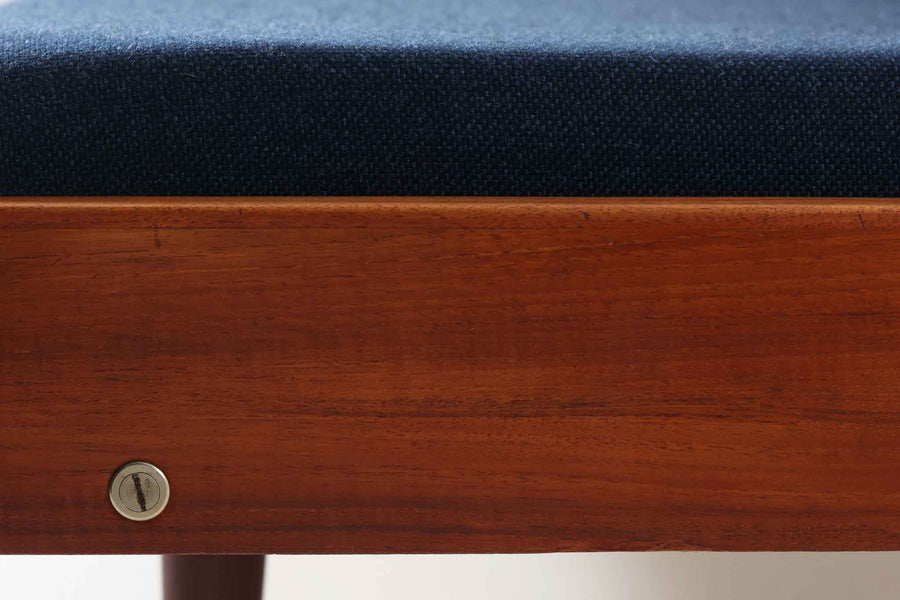 デンマークの名門家具メーカーGetama（ゲタマ）より、Hans J. Wegner（ハンス・J・ウェグナー）によってデザインされたビンテージのデイベッド「GE258」のご紹介です。チーク材のフレームに、希少な丸脚仕様が特徴的なモデルで、無駄のない美しい直線と有機的なフォルムが融合した北欧モダンデザインの代表作です。背もたれを後方に倒すことでベッドとしてもご使用いただける実用性の高い構造で、張地は落ち着いたネイビー系のファブリックで張り替え済みです。チーク材の木目が美しく、経年による味わいも感じられる逸品です。
