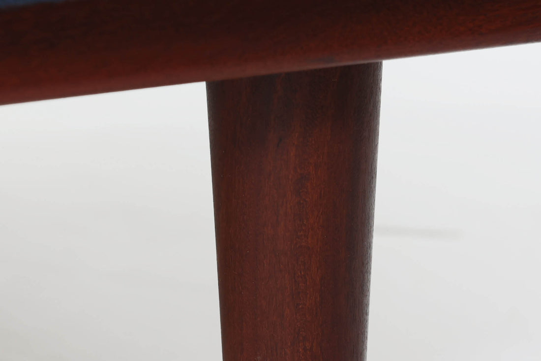 デンマークの名門家具メーカーGetama（ゲタマ）より、Hans J. Wegner（ハンス・J・ウェグナー）によってデザインされたビンテージのデイベッド「GE258」のご紹介です。チーク材のフレームに、希少な丸脚仕様が特徴的なモデルで、無駄のない美しい直線と有機的なフォルムが融合した北欧モダンデザインの代表作です。背もたれを後方に倒すことでベッドとしてもご使用いただける実用性の高い構造で、張地は落ち着いたネイビー系のファブリックで張り替え済みです。チーク材の木目が美しく、経年による味わいも感じられる逸品です。