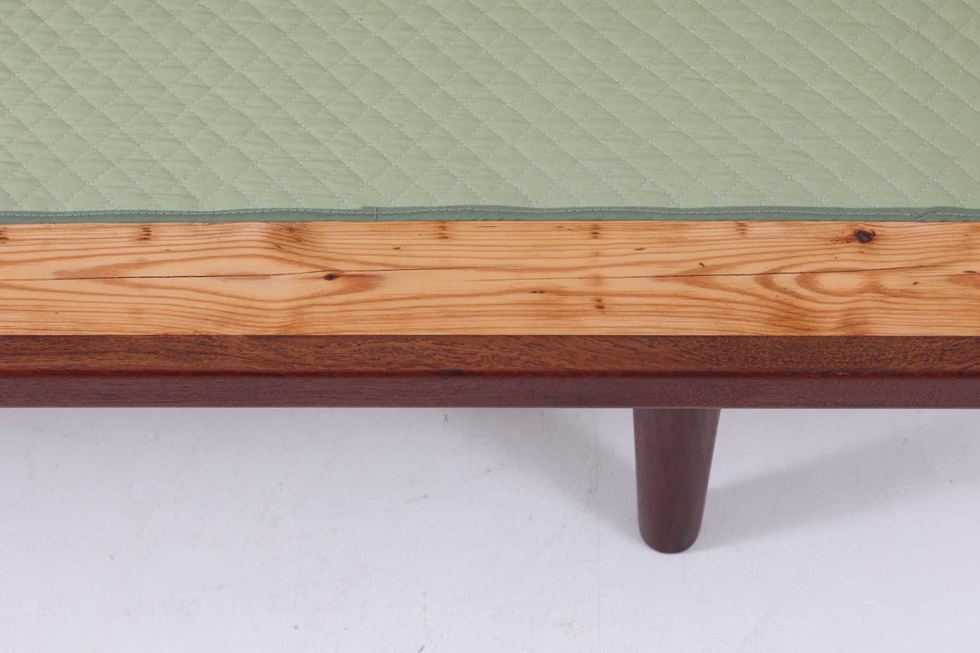 デンマークの名門家具メーカーGetama（ゲタマ）より、Hans J. Wegner（ハンス・J・ウェグナー）によってデザインされたビンテージのデイベッド「GE258」のご紹介です。チーク材のフレームに、希少な丸脚仕様が特徴的なモデルで、無駄のない美しい直線と有機的なフォルムが融合した北欧モダンデザインの代表作です。背もたれを後方に倒すことでベッドとしてもご使用いただける実用性の高い構造で、張地は落ち着いたネイビー系のファブリックで張り替え済みです。チーク材の木目が美しく、経年による味わいも感じられる逸品です。