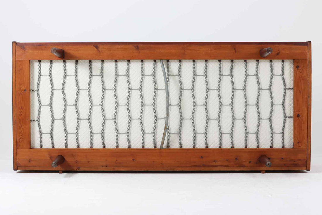 デンマークの名門家具メーカーGetama（ゲタマ）より、Hans J. Wegner（ハンス・J・ウェグナー）によってデザインされたビンテージのデイベッド「GE258」のご紹介です。チーク材のフレームに、希少な丸脚仕様が特徴的なモデルで、無駄のない美しい直線と有機的なフォルムが融合した北欧モダンデザインの代表作です。背もたれを後方に倒すことでベッドとしてもご使用いただける実用性の高い構造で、張地は落ち着いたネイビー系のファブリックで張り替え済みです。チーク材の木目が美しく、経年による味わいも感じられる逸品です。
