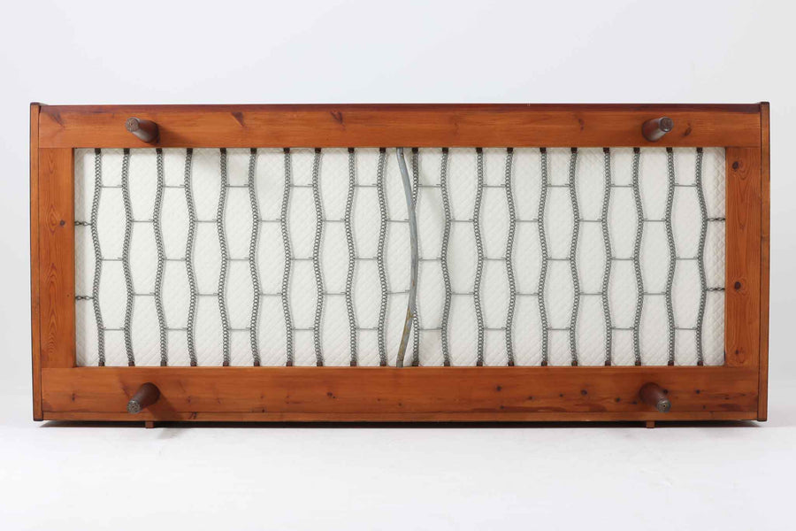デンマークの名門家具メーカーGetama（ゲタマ）より、Hans J. Wegner（ハンス・J・ウェグナー）によってデザインされたビンテージのデイベッド「GE258」のご紹介です。チーク材のフレームに、希少な丸脚仕様が特徴的なモデルで、無駄のない美しい直線と有機的なフォルムが融合した北欧モダンデザインの代表作です。背もたれを後方に倒すことでベッドとしてもご使用いただける実用性の高い構造で、張地は落ち着いたネイビー系のファブリックで張り替え済みです。チーク材の木目が美しく、経年による味わいも感じられる逸品です。