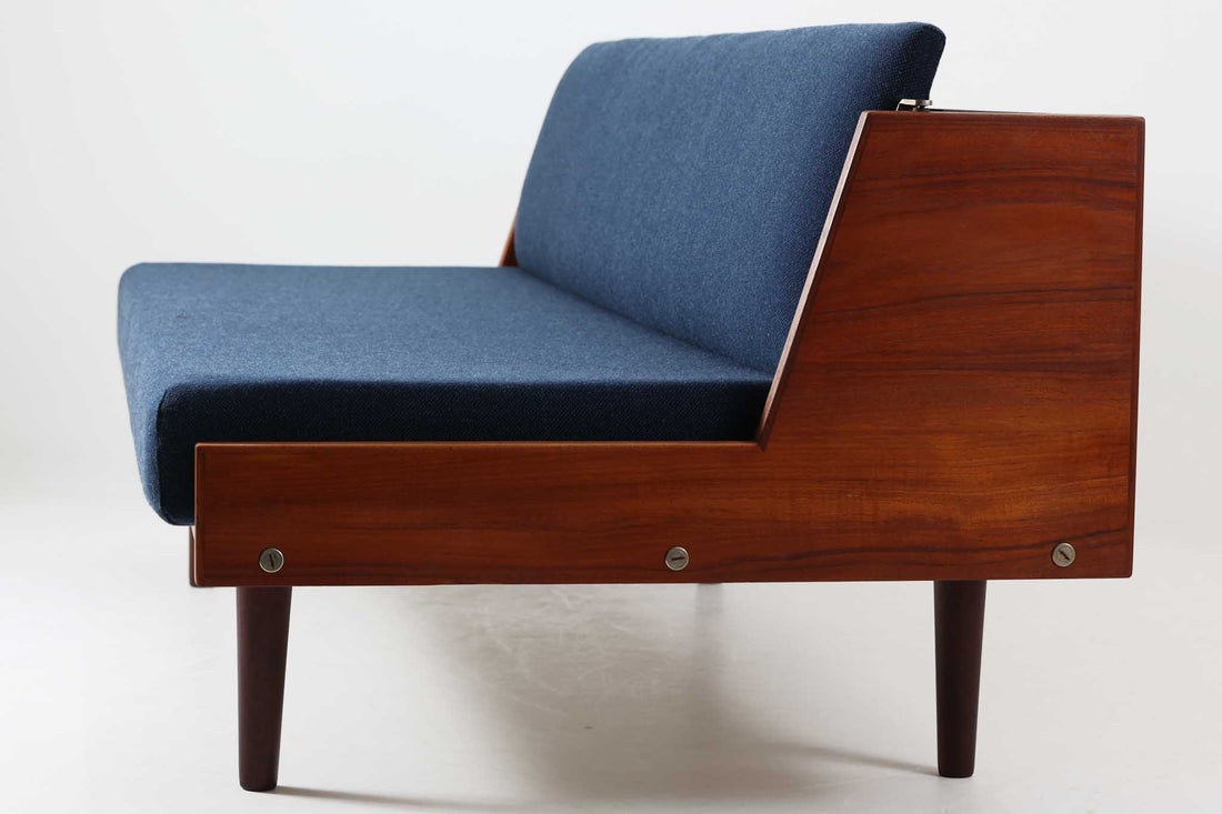 デンマークの名門家具メーカーGetama（ゲタマ）より、Hans J. Wegner（ハンス・J・ウェグナー）によってデザインされたビンテージのデイベッド「GE258」のご紹介です。チーク材のフレームに、希少な丸脚仕様が特徴的なモデルで、無駄のない美しい直線と有機的なフォルムが融合した北欧モダンデザインの代表作です。背もたれを後方に倒すことでベッドとしてもご使用いただける実用性の高い構造で、張地は落ち着いたネイビー系のファブリックで張り替え済みです。チーク材の木目が美しく、経年による味わいも感じられる逸品です。