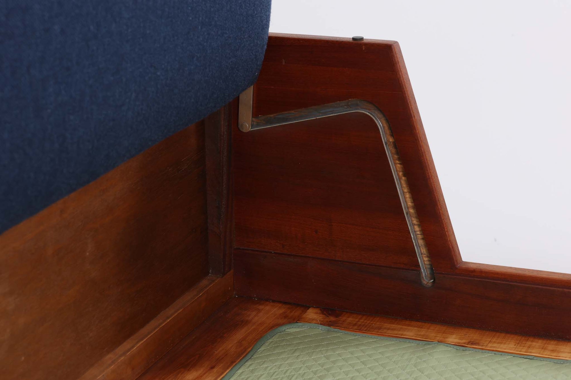 デンマークの名門家具メーカーGetama（ゲタマ）より、Hans J. Wegner（ハンス・J・ウェグナー）によってデザインされたビンテージのデイベッド「GE258」のご紹介です。チーク材のフレームに、希少な丸脚仕様が特徴的なモデルで、無駄のない美しい直線と有機的なフォルムが融合した北欧モダンデザインの代表作です。背もたれを後方に倒すことでベッドとしてもご使用いただける実用性の高い構造で、張地は落ち着いたネイビー系のファブリックで張り替え済みです。チーク材の木目が美しく、経年による味わいも感じられる逸品です。