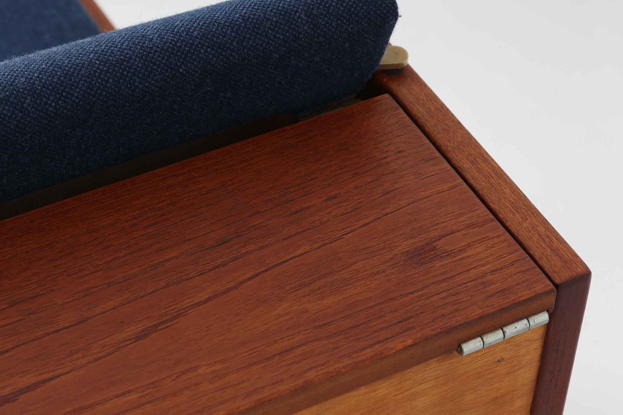 デンマークの名門家具メーカーGetama（ゲタマ）より、Hans J. Wegner（ハンス・J・ウェグナー）によってデザインされたビンテージのデイベッド「GE258」のご紹介です。チーク材のフレームに、希少な丸脚仕様が特徴的なモデルで、無駄のない美しい直線と有機的なフォルムが融合した北欧モダンデザインの代表作です。背もたれを後方に倒すことでベッドとしてもご使用いただける実用性の高い構造で、張地は落ち着いたネイビー系のファブリックで張り替え済みです。チーク材の木目が美しく、経年による味わいも感じられる逸品です。