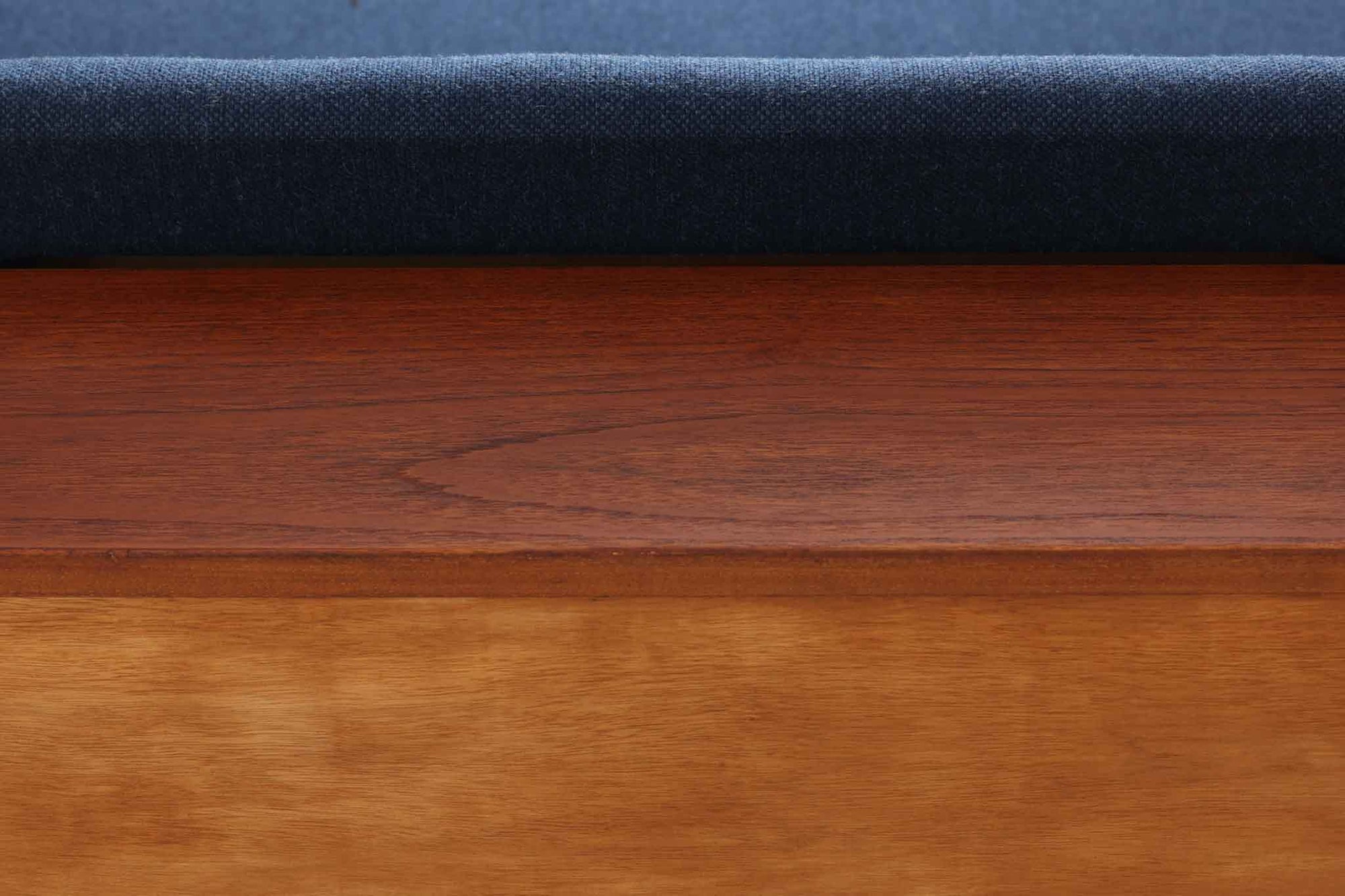 デンマークの名門家具メーカーGetama（ゲタマ）より、Hans J. Wegner（ハンス・J・ウェグナー）によってデザインされたビンテージのデイベッド「GE258」のご紹介です。チーク材のフレームに、希少な丸脚仕様が特徴的なモデルで、無駄のない美しい直線と有機的なフォルムが融合した北欧モダンデザインの代表作です。背もたれを後方に倒すことでベッドとしてもご使用いただける実用性の高い構造で、張地は落ち着いたネイビー系のファブリックで張り替え済みです。チーク材の木目が美しく、経年による味わいも感じられる逸品です。