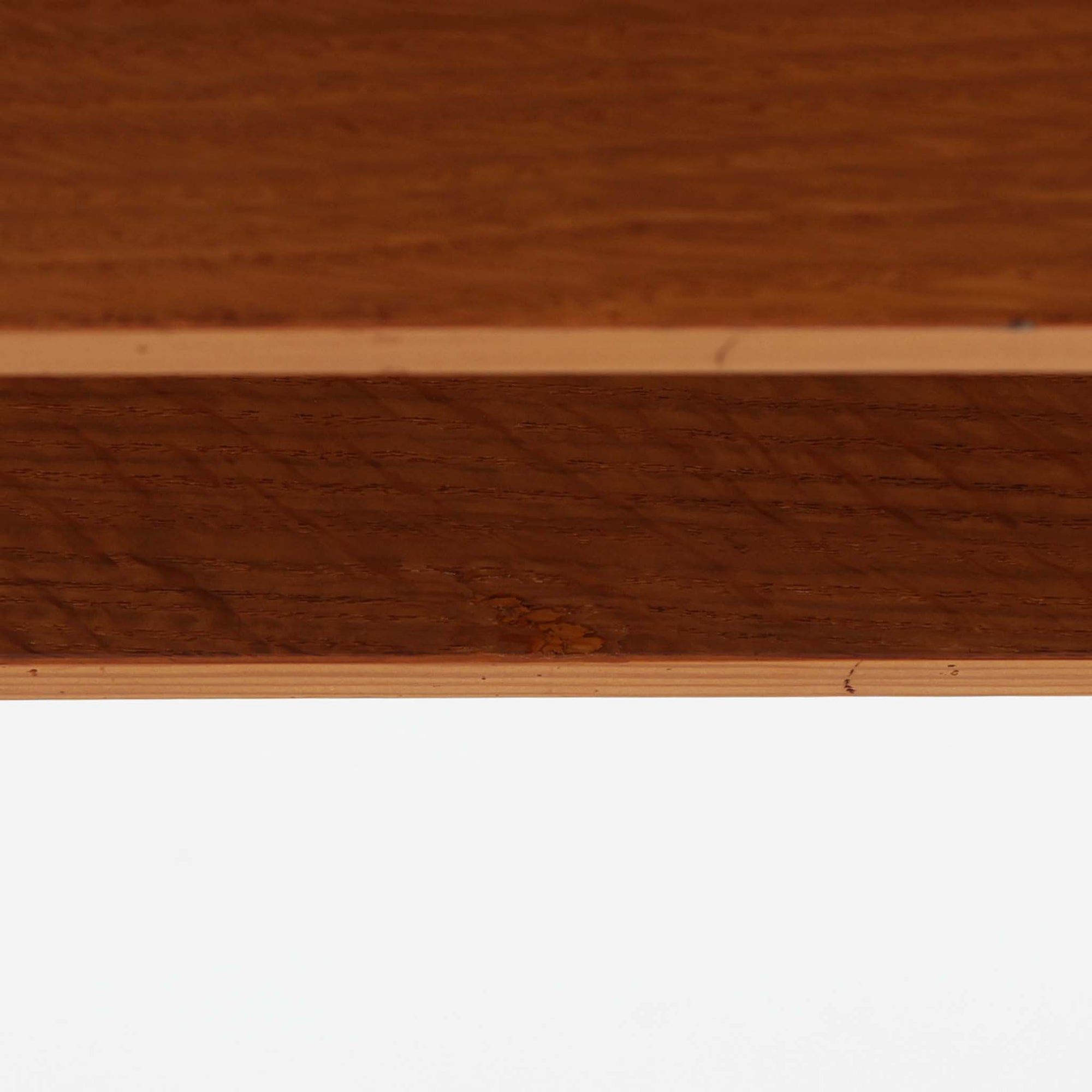 Borge Mogensen（ボーエ・モーエンセン）がFDB Moblerのために手掛けたC18ダイニングテーブルは、チーク材天板とオーク材脚部を組み合わせた北欧モダンを象徴するビンテージ家具で、直線的で端正なプロポーションと安定感のあるT字脚構造が特徴です。拡張板を備え、来客時や家族構成の変化にも柔軟に対応でき、日常使いから特別な食卓まで幅広く活躍します。現在はCarl Hansen &amp; Son社より復刻生産されていますが、チーク材天板とオーク材脚部という素材の組み合わせは当時のビンテージ品ならではの仕様で、脚部に用いられた真鍮製の留め具も現行品とは異なる形状となっています。経年により深みを増した木肌と、実用性を重視したモーエンセンらしい設計思想、そしてビンテージならではのディテールを味わえる一台です。