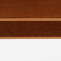 Borge Mogensen（ボーエ・モーエンセン）がFDB Moblerのために手掛けたC18ダイニングテーブルは、チーク材天板とオーク材脚部を組み合わせた北欧モダンを象徴するビンテージ家具で、直線的で端正なプロポーションと安定感のあるT字脚構造が特徴です。拡張板を備え、来客時や家族構成の変化にも柔軟に対応でき、日常使いから特別な食卓まで幅広く活躍します。現在はCarl Hansen & Son社より復刻生産されていますが、チーク材天板とオーク材脚部という素材の組み合わせは当時のビンテージ品ならではの仕様で、脚部に用いられた真鍮製の留め具も現行品とは異なる形状となっています。経年により深みを増した木肌と、実用性を重視したモーエンセンらしい設計思想、そしてビンテージならではのディテールを味わえる一台です。