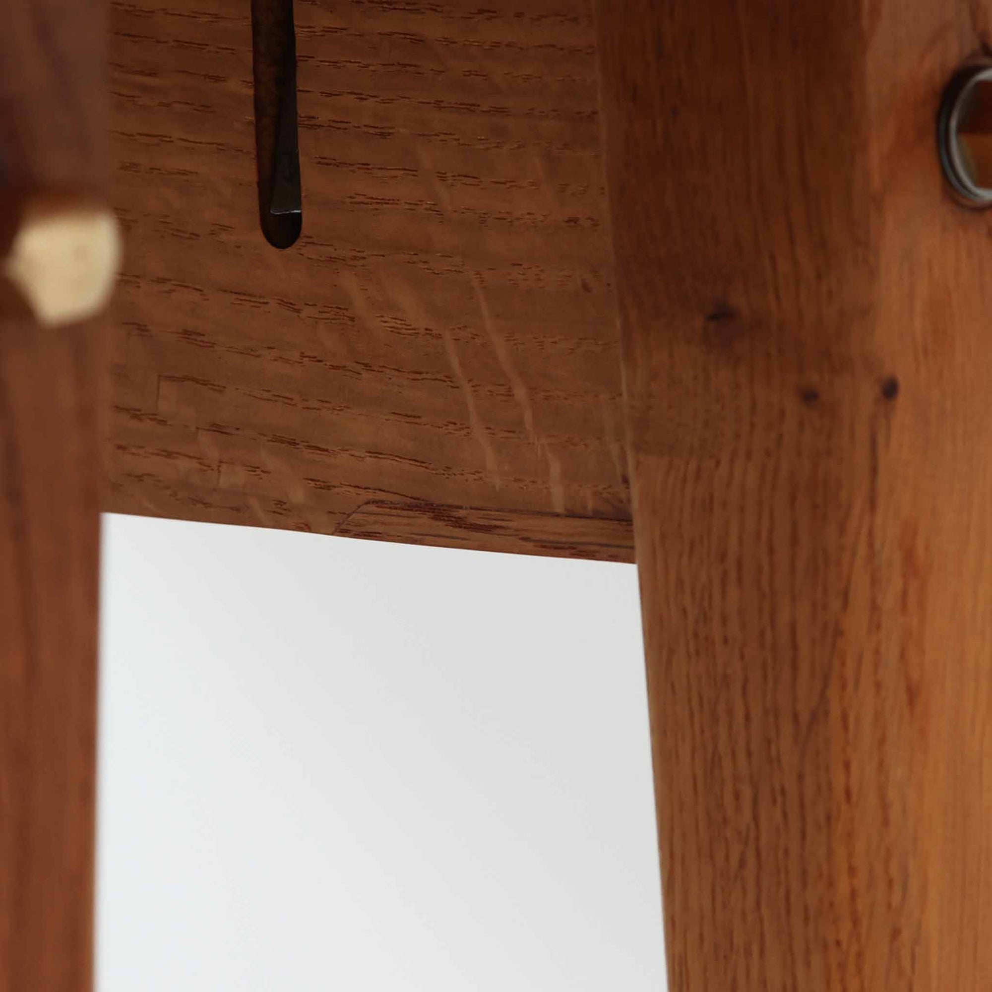 Borge Mogensen（ボーエ・モーエンセン）がFDB Moblerのために手掛けたC18ダイニングテーブルは、チーク材天板とオーク材脚部を組み合わせた北欧モダンを象徴するビンテージ家具で、直線的で端正なプロポーションと安定感のあるT字脚構造が特徴です。拡張板を備え、来客時や家族構成の変化にも柔軟に対応でき、日常使いから特別な食卓まで幅広く活躍します。現在はCarl Hansen &amp; Son社より復刻生産されていますが、チーク材天板とオーク材脚部という素材の組み合わせは当時のビンテージ品ならではの仕様で、脚部に用いられた真鍮製の留め具も現行品とは異なる形状となっています。経年により深みを増した木肌と、実用性を重視したモーエンセンらしい設計思想、そしてビンテージならではのディテールを味わえる一台です。