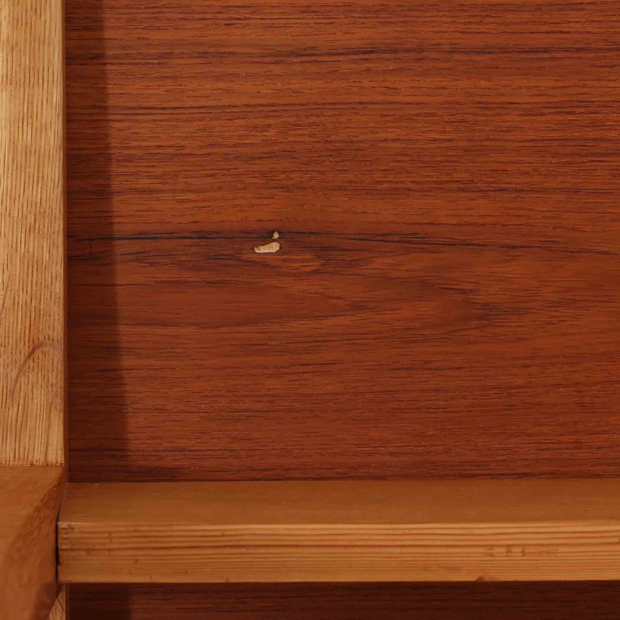 Borge Mogensen（ボーエ・モーエンセン）がFDB Moblerのために手掛けたC18ダイニングテーブルは、チーク材天板とオーク材脚部を組み合わせた北欧モダンを象徴するビンテージ家具で、直線的で端正なプロポーションと安定感のあるT字脚構造が特徴です。拡張板を備え、来客時や家族構成の変化にも柔軟に対応でき、日常使いから特別な食卓まで幅広く活躍します。現在はCarl Hansen &amp; Son社より復刻生産されていますが、チーク材天板とオーク材脚部という素材の組み合わせは当時のビンテージ品ならではの仕様で、脚部に用いられた真鍮製の留め具も現行品とは異なる形状となっています。経年により深みを増した木肌と、実用性を重視したモーエンセンらしい設計思想、そしてビンテージならではのディテールを味わえる一台です。