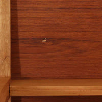 Borge Mogensen（ボーエ・モーエンセン）がFDB Moblerのために手掛けたC18ダイニングテーブルは、チーク材天板とオーク材脚部を組み合わせた北欧モダンを象徴するビンテージ家具で、直線的で端正なプロポーションと安定感のあるT字脚構造が特徴です。拡張板を備え、来客時や家族構成の変化にも柔軟に対応でき、日常使いから特別な食卓まで幅広く活躍します。現在はCarl Hansen & Son社より復刻生産されていますが、チーク材天板とオーク材脚部という素材の組み合わせは当時のビンテージ品ならではの仕様で、脚部に用いられた真鍮製の留め具も現行品とは異なる形状となっています。経年により深みを増した木肌と、実用性を重視したモーエンセンらしい設計思想、そしてビンテージならではのディテールを味わえる一台です。