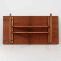 Borge Mogensen（ボーエ・モーエンセン）がFDB Moblerのために手掛けたC18ダイニングテーブルは、チーク材天板とオーク材脚部を組み合わせた北欧モダンを象徴するビンテージ家具で、直線的で端正なプロポーションと安定感のあるT字脚構造が特徴です。拡張板を備え、来客時や家族構成の変化にも柔軟に対応でき、日常使いから特別な食卓まで幅広く活躍します。現在はCarl Hansen & Son社より復刻生産されていますが、チーク材天板とオーク材脚部という素材の組み合わせは当時のビンテージ品ならではの仕様で、脚部に用いられた真鍮製の留め具も現行品とは異なる形状となっています。経年により深みを増した木肌と、実用性を重視したモーエンセンらしい設計思想、そしてビンテージならではのディテールを味わえる一台です。