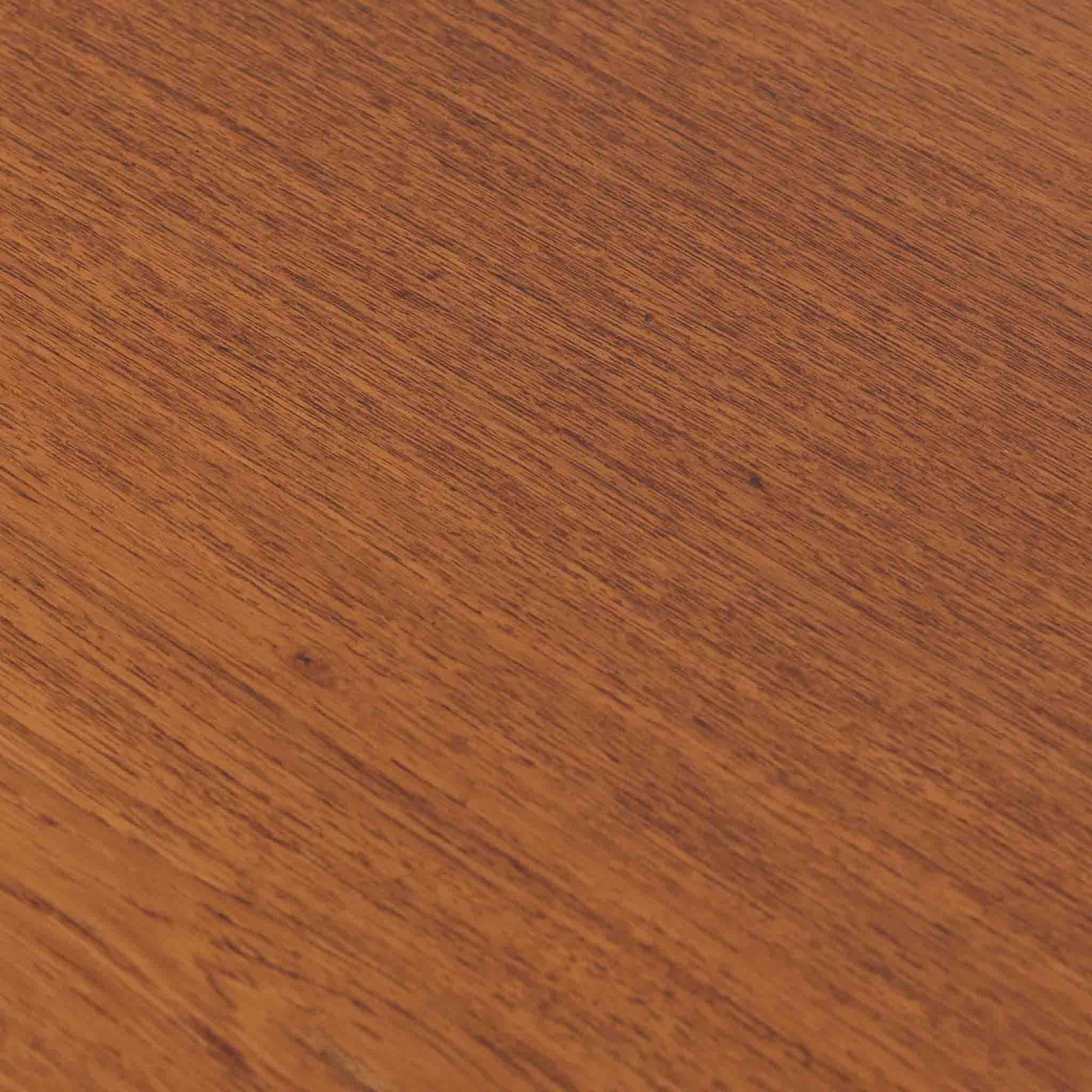 Borge Mogensen（ボーエ・モーエンセン）がFDB Moblerのために手掛けたC18ダイニングテーブルは、チーク材天板とオーク材脚部を組み合わせた北欧モダンを象徴するビンテージ家具で、直線的で端正なプロポーションと安定感のあるT字脚構造が特徴です。拡張板を備え、来客時や家族構成の変化にも柔軟に対応でき、日常使いから特別な食卓まで幅広く活躍します。現在はCarl Hansen &amp; Son社より復刻生産されていますが、チーク材天板とオーク材脚部という素材の組み合わせは当時のビンテージ品ならではの仕様で、脚部に用いられた真鍮製の留め具も現行品とは異なる形状となっています。経年により深みを増した木肌と、実用性を重視したモーエンセンらしい設計思想、そしてビンテージならではのディテールを味わえる一台です。