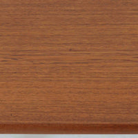 Borge Mogensen（ボーエ・モーエンセン）がFDB Moblerのために手掛けたC18ダイニングテーブルは、チーク材天板とオーク材脚部を組み合わせた北欧モダンを象徴するビンテージ家具で、直線的で端正なプロポーションと安定感のあるT字脚構造が特徴です。拡張板を備え、来客時や家族構成の変化にも柔軟に対応でき、日常使いから特別な食卓まで幅広く活躍します。現在はCarl Hansen & Son社より復刻生産されていますが、チーク材天板とオーク材脚部という素材の組み合わせは当時のビンテージ品ならではの仕様で、脚部に用いられた真鍮製の留め具も現行品とは異なる形状となっています。経年により深みを増した木肌と、実用性を重視したモーエンセンらしい設計思想、そしてビンテージならではのディテールを味わえる一台です。