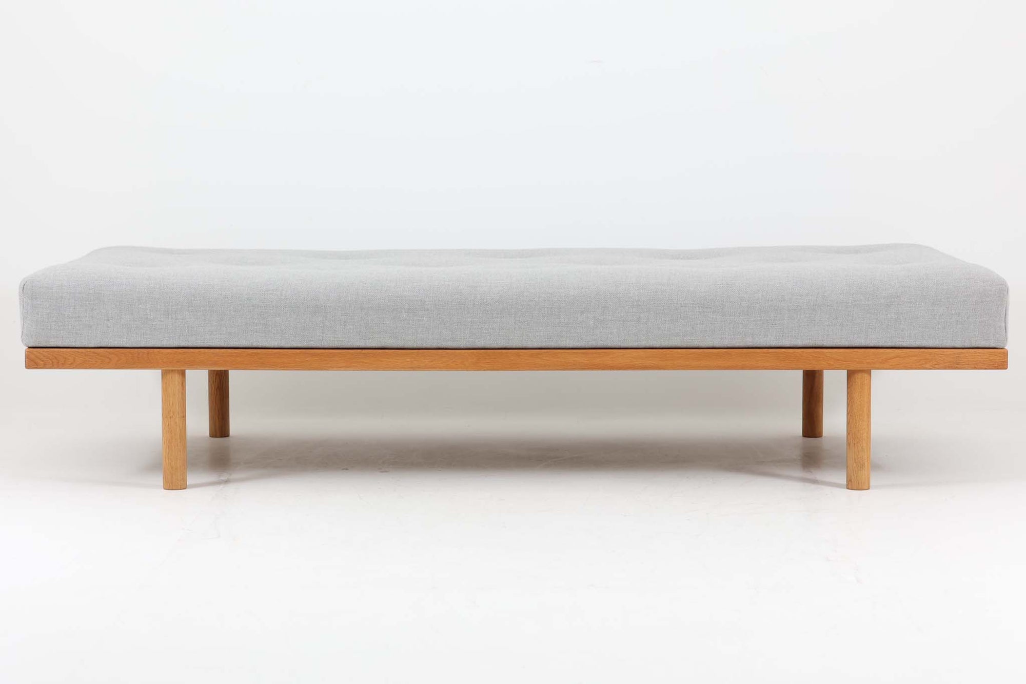 こちらは、Borge mogensenによってデザインされたデイベッドです。オーク無垢材が使用されており、シンプルなフォルムはモーエンセンならではの魅力です。このデイベッドは、座ったり寝転んだり、使い勝手のよいソファです。