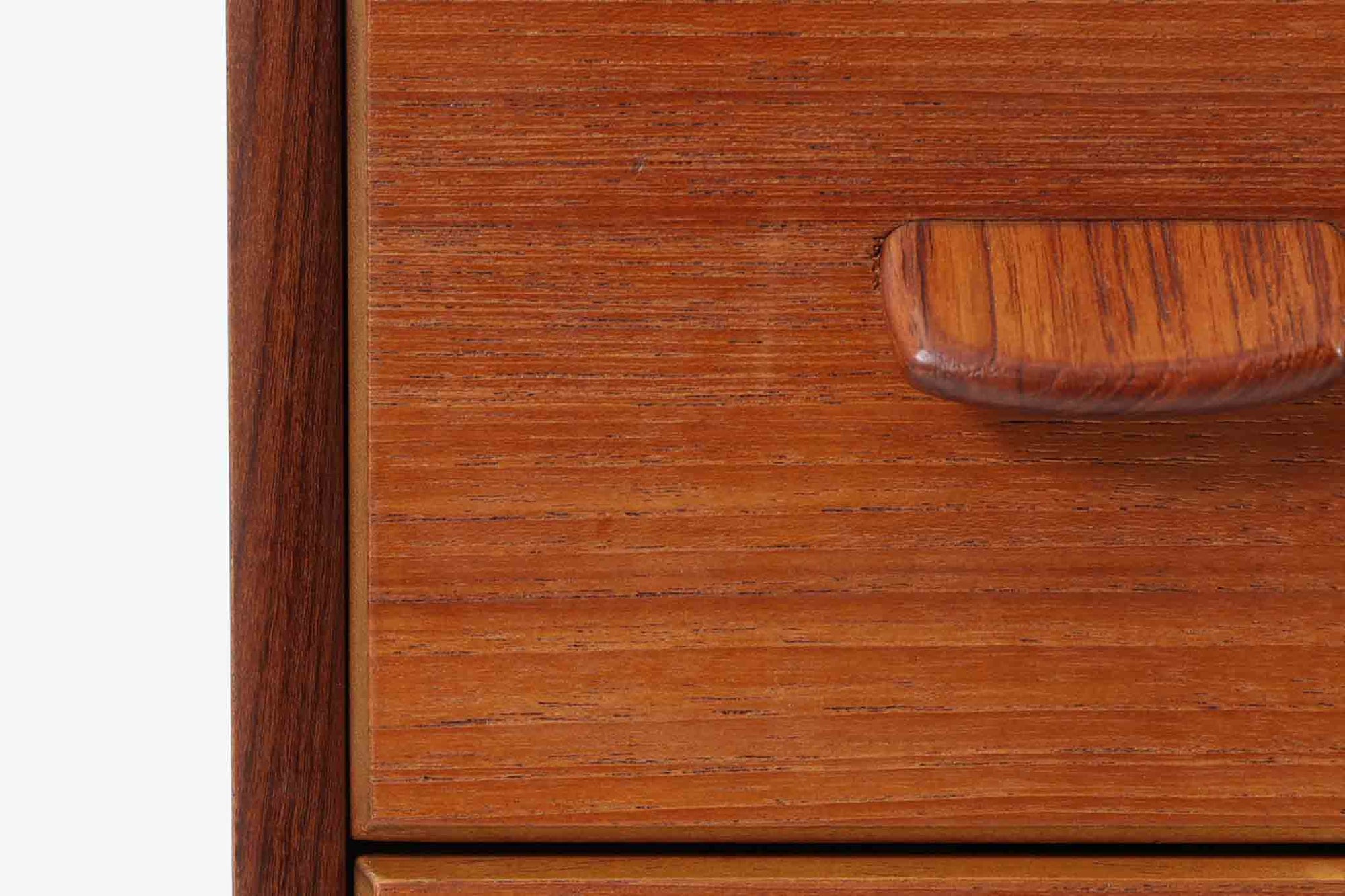 デンマークより買い付けた3段チェストです。お洒落な取手と側面と脚が一体になった形状が特徴的なデザインです。良質なチーク材が使用されています。希少な作品です。