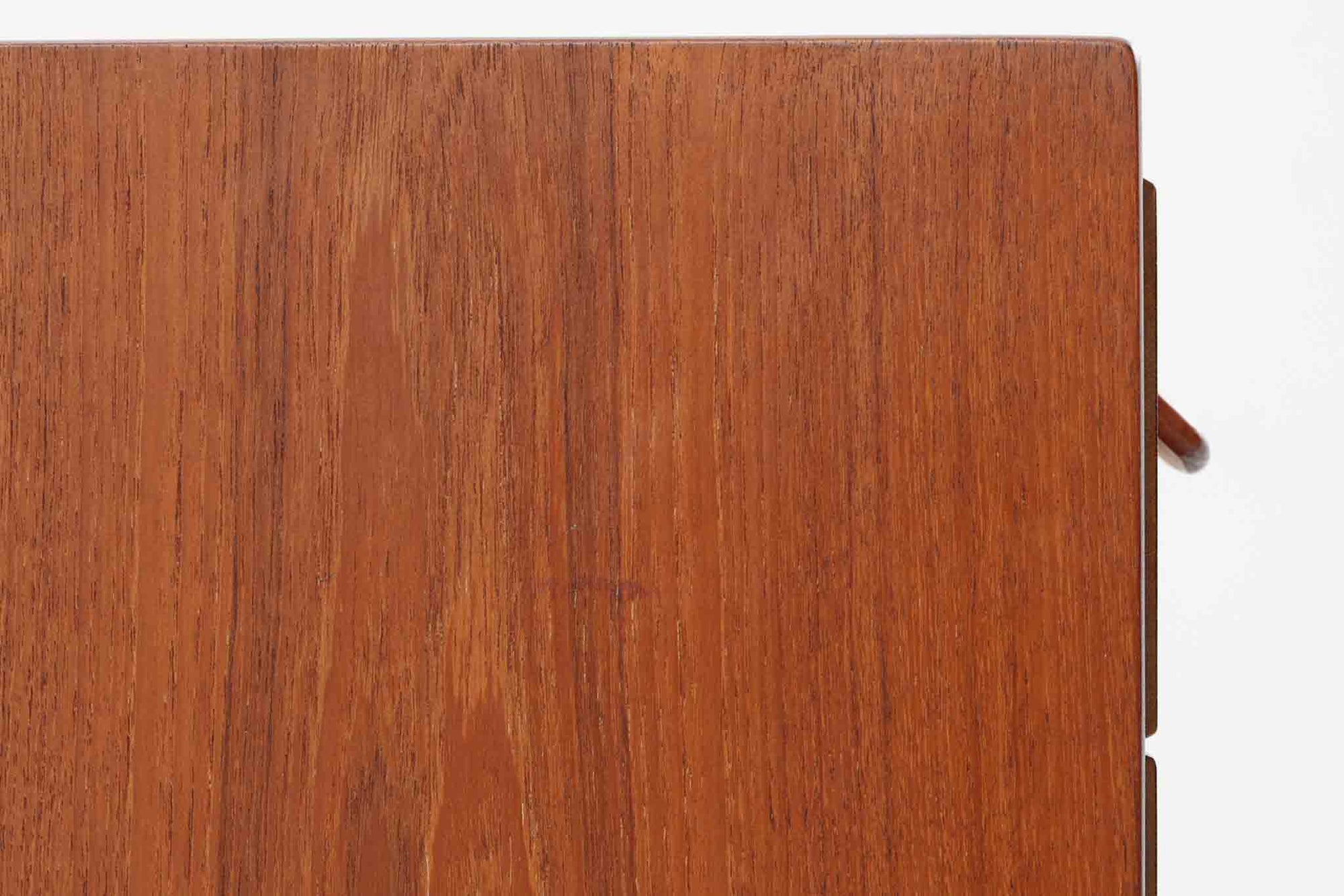 デンマークより買い付けた3段チェストです。お洒落な取手と側面と脚が一体になった形状が特徴的なデザインです。良質なチーク材が使用されています。希少な作品です。