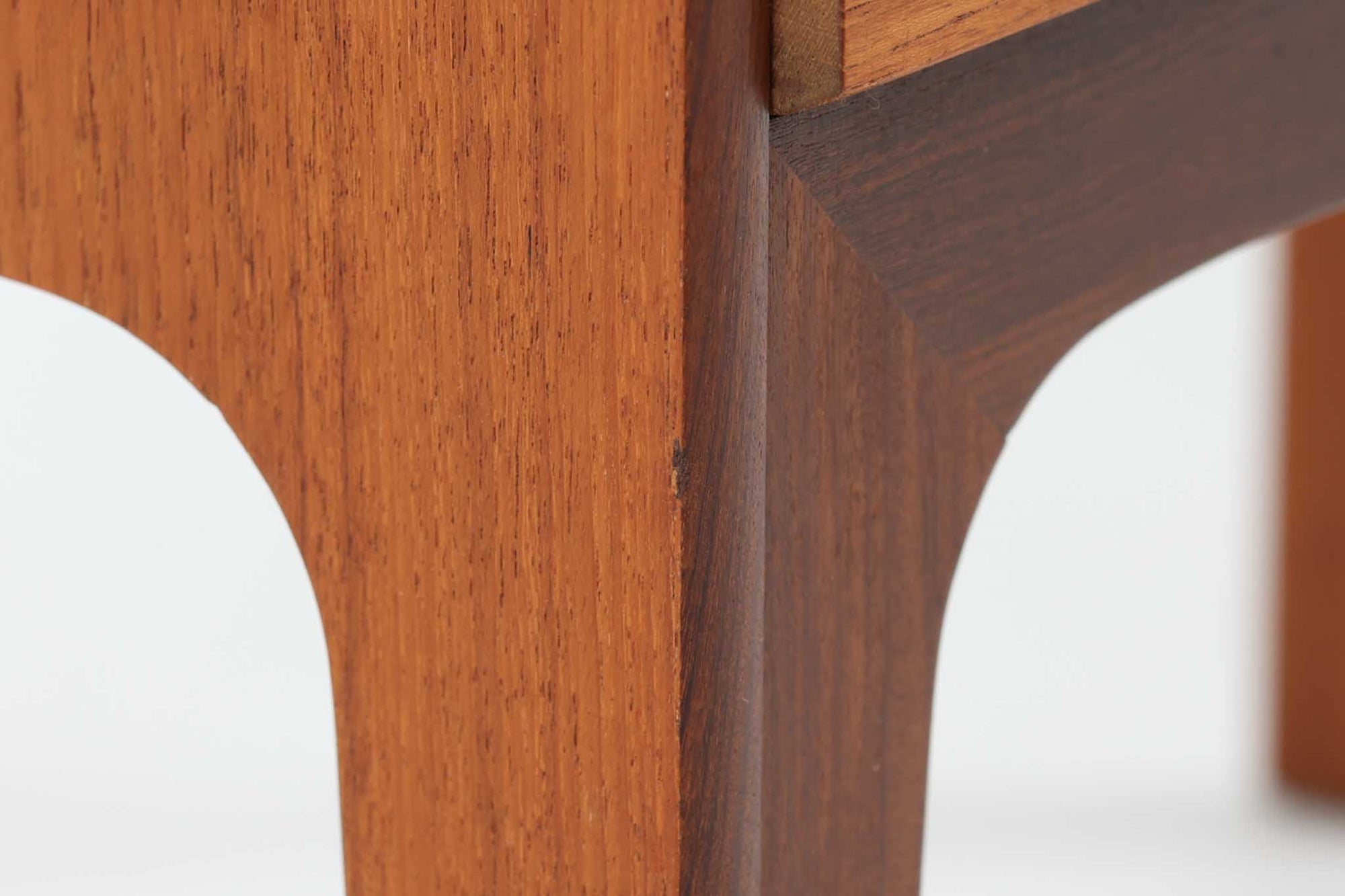 デンマークより買い付けた3段チェストです。お洒落な取手と側面と脚が一体になった形状が特徴的なデザインです。良質なチーク材が使用されています。希少な作品です。