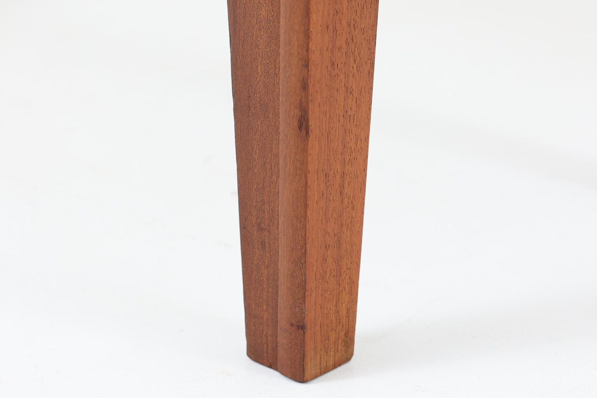 デンマークより買い付けた3段チェストです。お洒落な取手と側面と脚が一体になった形状が特徴的なデザインです。良質なチーク材が使用されています。希少な作品です。