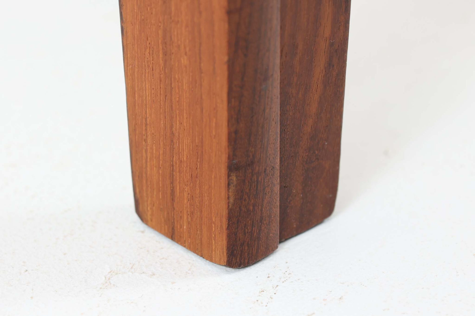 デンマークより買い付けた3段チェストです。お洒落な取手と側面と脚が一体になった形状が特徴的なデザインです。良質なチーク材が使用されています。希少な作品です。