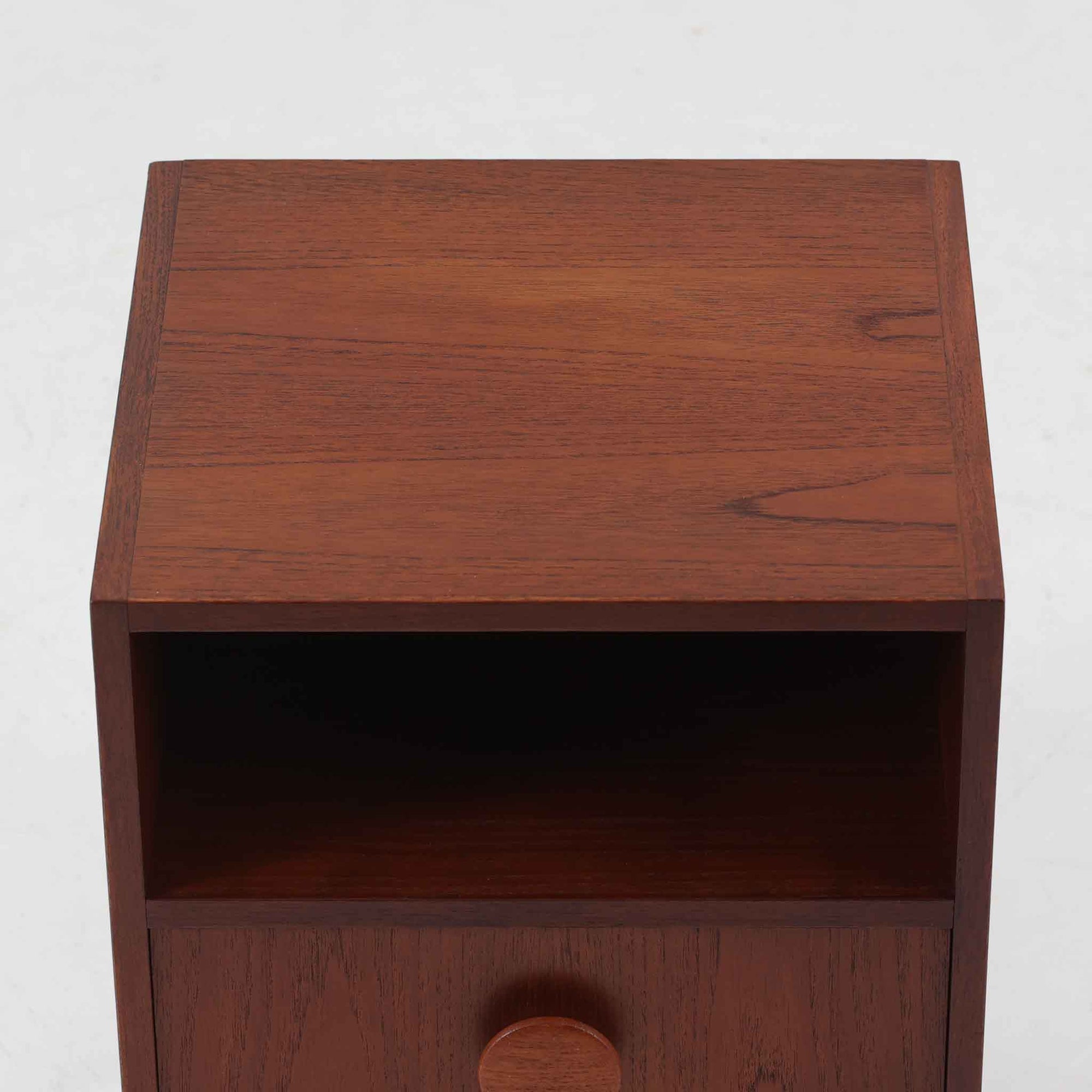 特徴的な丸型取手が目を引くこちらのサイドテーブルは、温かみのあるチーク材とシンプルな構造美が調和した北欧ビンテージ家具です。オープンスペースと2杯の引き出しに加え、英国製「ORBIT」キャスターを備え、滑らかな移動が可能です。幅40cmとコンパクトながらも機能性に優れており、ベッドサイドやソファ横の収納兼テーブルとして幅広く活躍します。実用性と遊び心を兼ね備えた一点物として、空間に心地よいアクセントを加えてくれます。