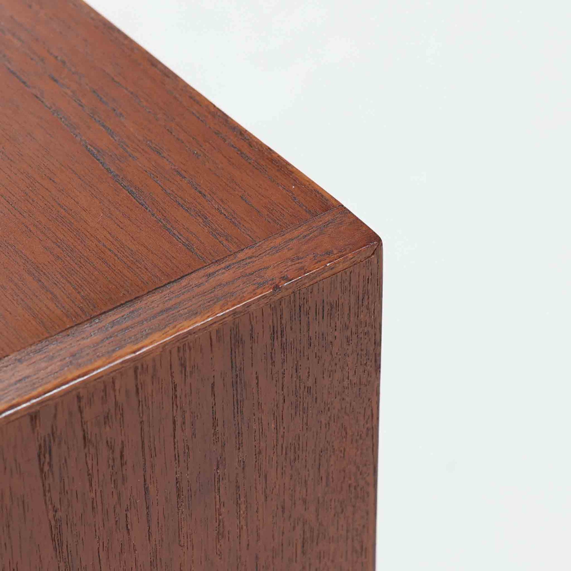 特徴的な丸型取手が目を引くこちらのサイドテーブルは、温かみのあるチーク材とシンプルな構造美が調和した北欧ビンテージ家具です。オープンスペースと2杯の引き出しに加え、英国製「ORBIT」キャスターを備え、滑らかな移動が可能です。幅40cmとコンパクトながらも機能性に優れており、ベッドサイドやソファ横の収納兼テーブルとして幅広く活躍します。実用性と遊び心を兼ね備えた一点物として、空間に心地よいアクセントを加えてくれます。