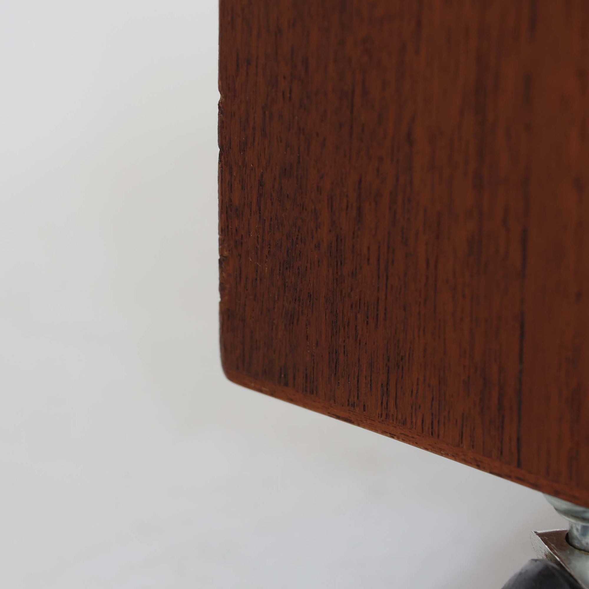 特徴的な丸型取手が目を引くこちらのサイドテーブルは、温かみのあるチーク材とシンプルな構造美が調和した北欧ビンテージ家具です。オープンスペースと2杯の引き出しに加え、英国製「ORBIT」キャスターを備え、滑らかな移動が可能です。幅40cmとコンパクトながらも機能性に優れており、ベッドサイドやソファ横の収納兼テーブルとして幅広く活躍します。実用性と遊び心を兼ね備えた一点物として、空間に心地よいアクセントを加えてくれます。