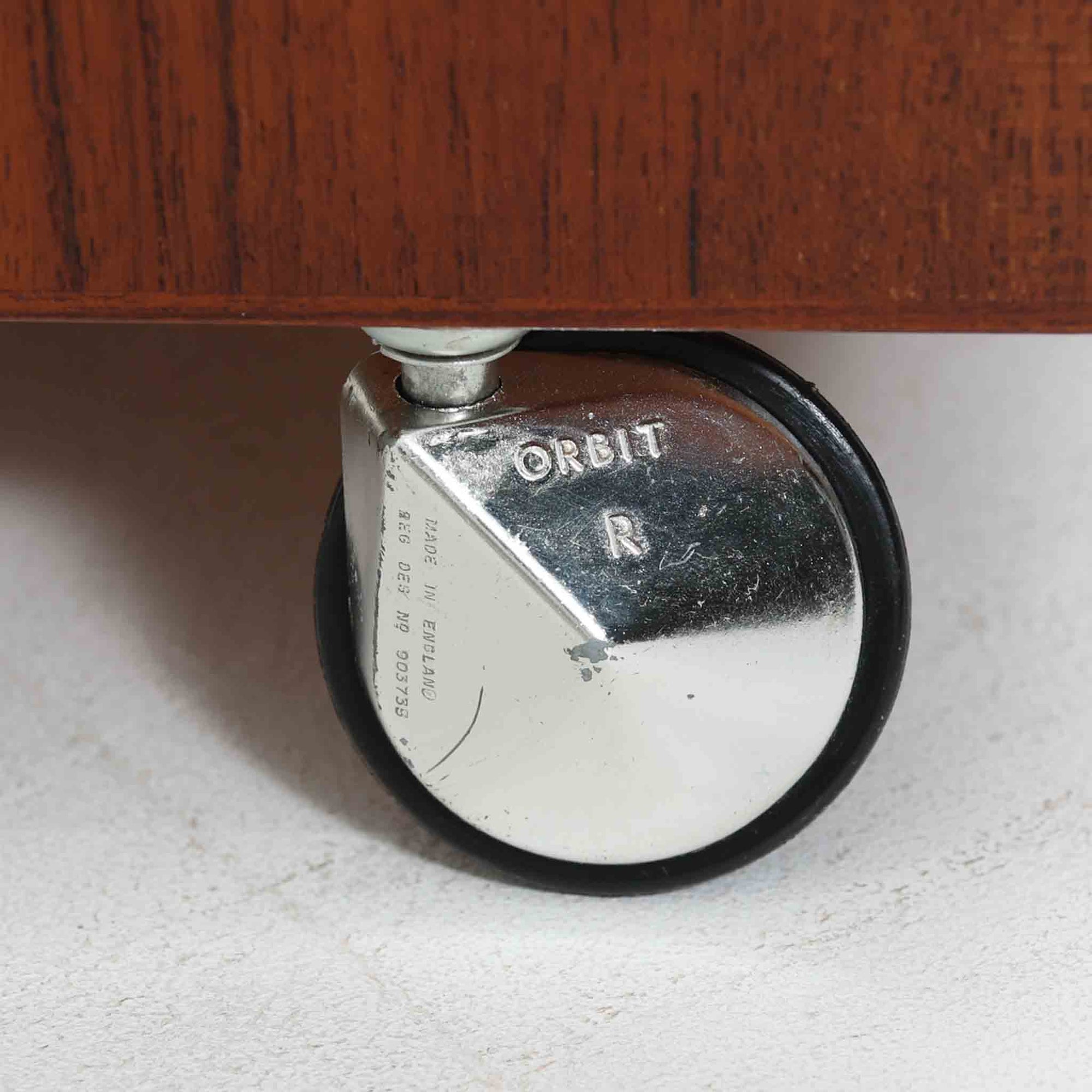 特徴的な丸型取手が目を引くこちらのサイドテーブルは、温かみのあるチーク材とシンプルな構造美が調和した北欧ビンテージ家具です。オープンスペースと2杯の引き出しに加え、英国製「ORBIT」キャスターを備え、滑らかな移動が可能です。幅40cmとコンパクトながらも機能性に優れており、ベッドサイドやソファ横の収納兼テーブルとして幅広く活躍します。実用性と遊び心を兼ね備えた一点物として、空間に心地よいアクセントを加えてくれます。