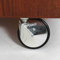 特徴的な丸型取手が目を引くこちらのサイドテーブルは、温かみのあるチーク材とシンプルな構造美が調和した北欧ビンテージ家具です。オープンスペースと2杯の引き出しに加え、英国製「ORBIT」キャスターを備え、滑らかな移動が可能です。幅40cmとコンパクトながらも機能性に優れており、ベッドサイドやソファ横の収納兼テーブルとして幅広く活躍します。実用性と遊び心を兼ね備えた一点物として、空間に心地よいアクセントを加えてくれます。