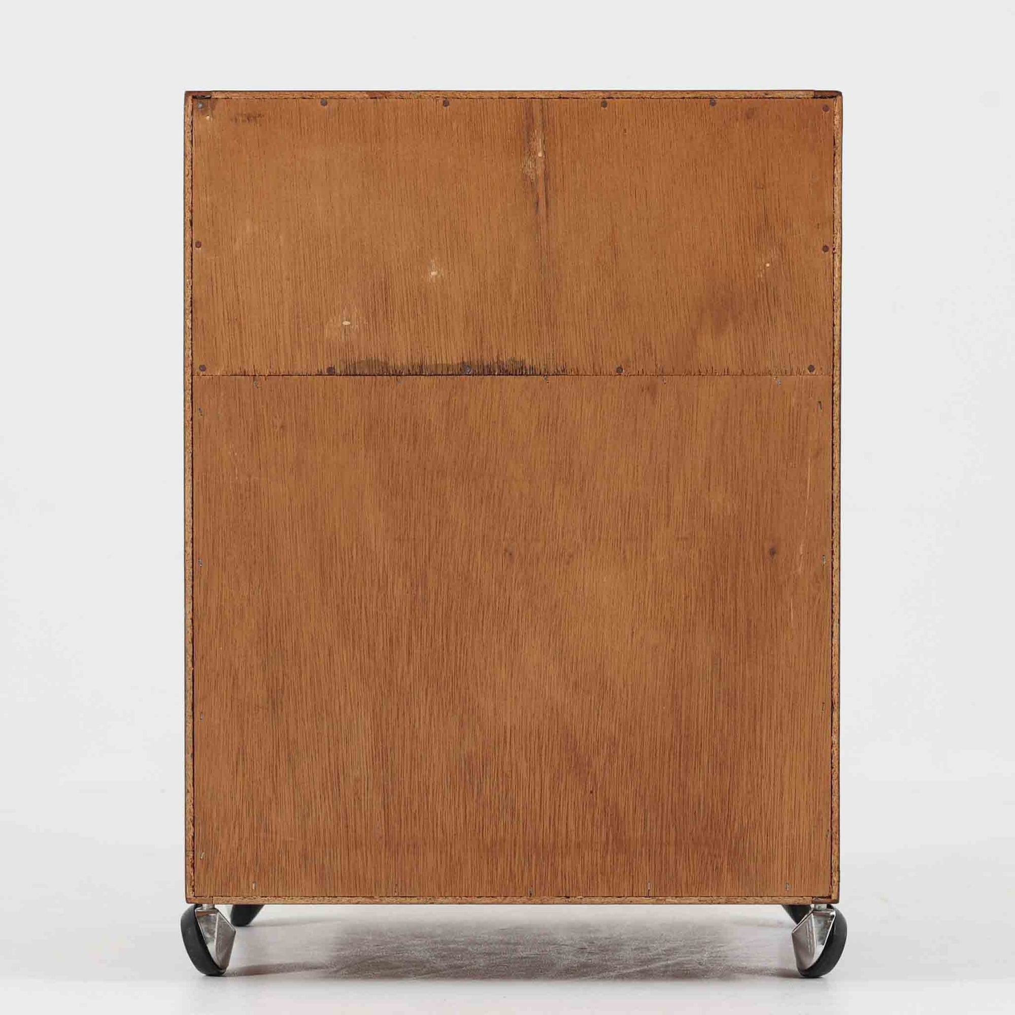 特徴的な丸型取手が目を引くこちらのサイドテーブルは、温かみのあるチーク材とシンプルな構造美が調和した北欧ビンテージ家具です。オープンスペースと2杯の引き出しに加え、英国製「ORBIT」キャスターを備え、滑らかな移動が可能です。幅40cmとコンパクトながらも機能性に優れており、ベッドサイドやソファ横の収納兼テーブルとして幅広く活躍します。実用性と遊び心を兼ね備えた一点物として、空間に心地よいアクセントを加えてくれます。