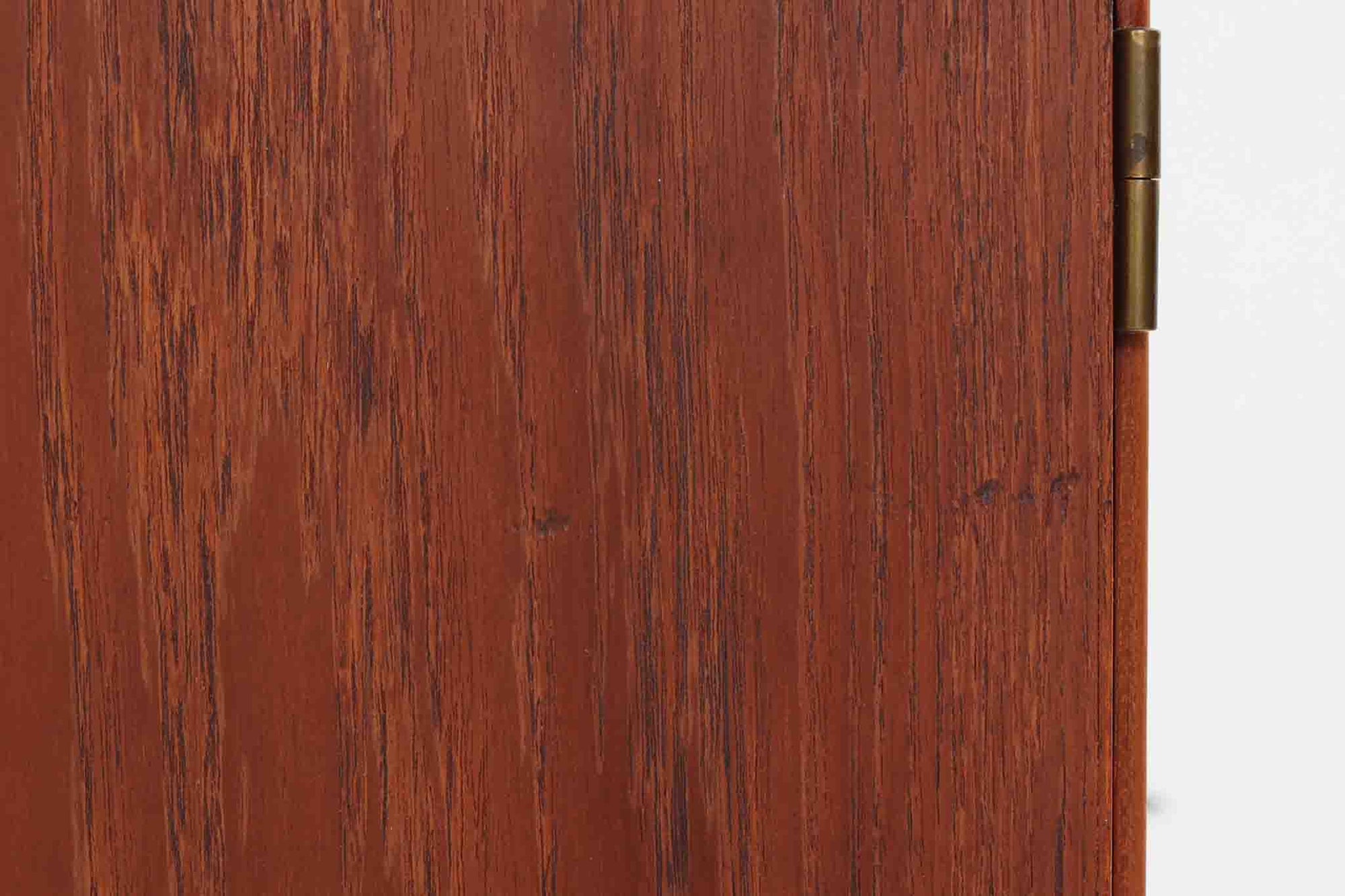 Poul Hundevadデザインのキャビネットです。扉の取手に鍵を使用したデンマークならではのデザインで、シンプルな本体には扉のみが設置されています。北欧から買い付けたもので、良質なチーク材が使用され、温かみのある雰囲気を醸し出します。製造はHundevad自身の家具工房、Hundevad&amp;Co.によるもので、デンマークの厳しい品質基準を満たした「DANISH FURNITUREmAKE'S CONTROL」の刻印が施されています。さらに、小引き出しや高さ調整可能な棚板が備わっており、機能性も兼ね備えた優れたアイテムです。