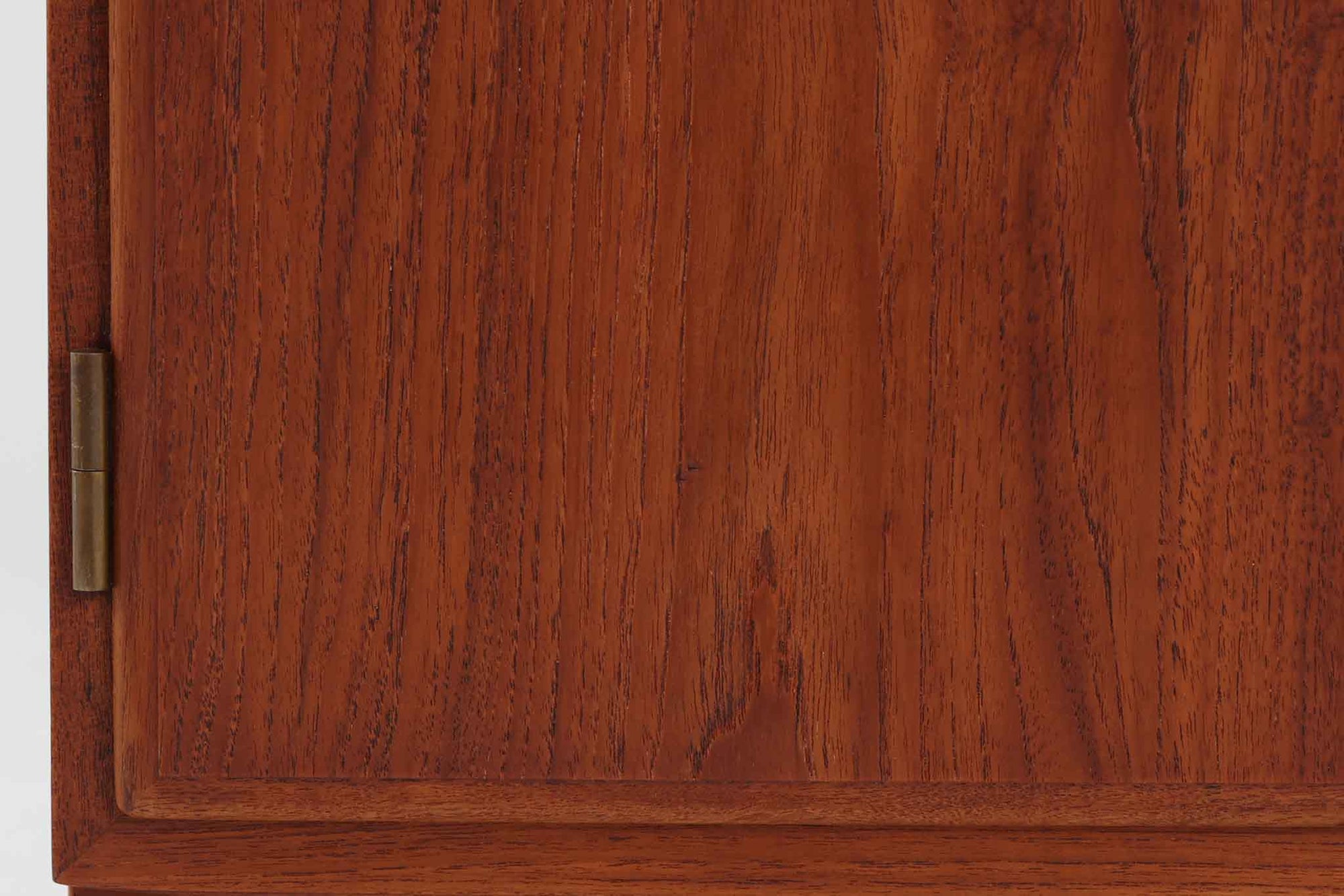 Poul Hundevadデザインのキャビネットです。扉の取手に鍵を使用したデンマークならではのデザインで、シンプルな本体には扉のみが設置されています。北欧から買い付けたもので、良質なチーク材が使用され、温かみのある雰囲気を醸し出します。製造はHundevad自身の家具工房、Hundevad&amp;Co.によるもので、デンマークの厳しい品質基準を満たした「DANISH FURNITUREmAKE'S CONTROL」の刻印が施されています。さらに、小引き出しや高さ調整可能な棚板が備わっており、機能性も兼ね備えた優れたアイテムです。