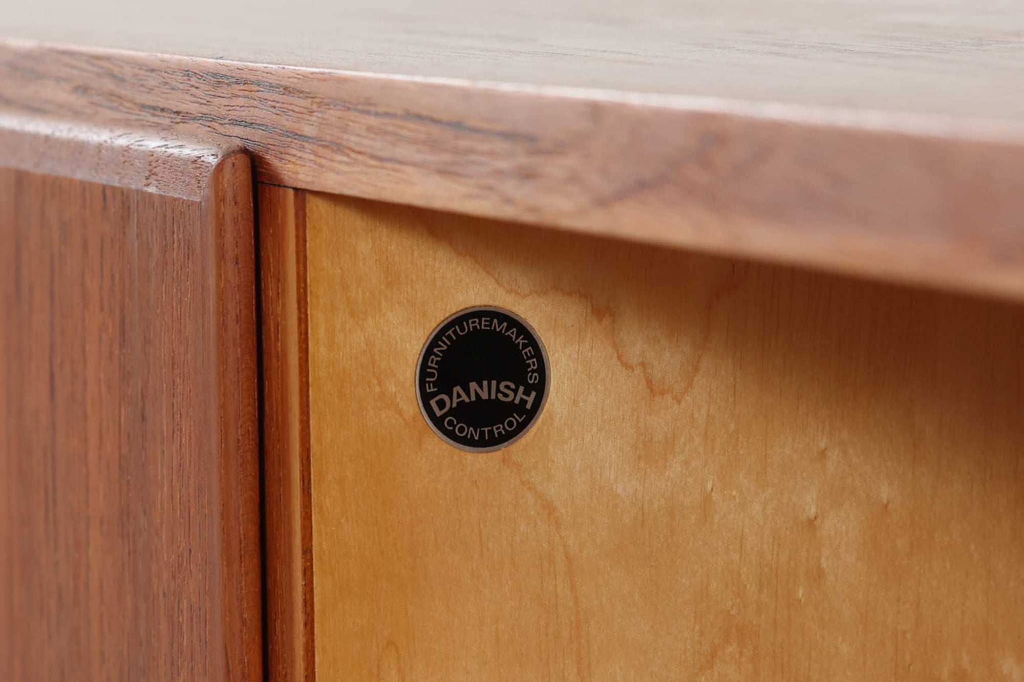 Poul Hundevadデザインのキャビネットです。扉の取手に鍵を使用したデンマークならではのデザインで、シンプルな本体には扉のみが設置されています。北欧から買い付けたもので、良質なチーク材が使用され、温かみのある雰囲気を醸し出します。製造はHundevad自身の家具工房、Hundevad&amp;Co.によるもので、デンマークの厳しい品質基準を満たした「DANISH FURNITUREmAKE'S CONTROL」の刻印が施されています。さらに、小引き出しや高さ調整可能な棚板が備わっており、機能性も兼ね備えた優れたアイテムです。